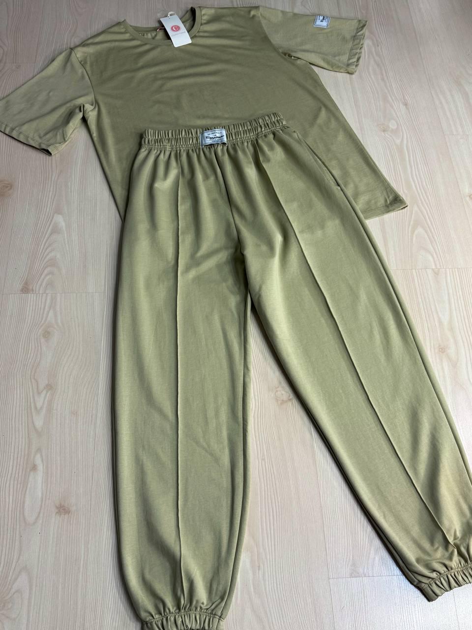 Костюм жіночий CAPPITONE 101212 футболка та брюки джоггери зі швом L Хакі (1694) - фото 2 Костюм жіночий CAPPITONE 101212 футболка та брюки джоггери зі швом L Хакі (1694) - фото 2