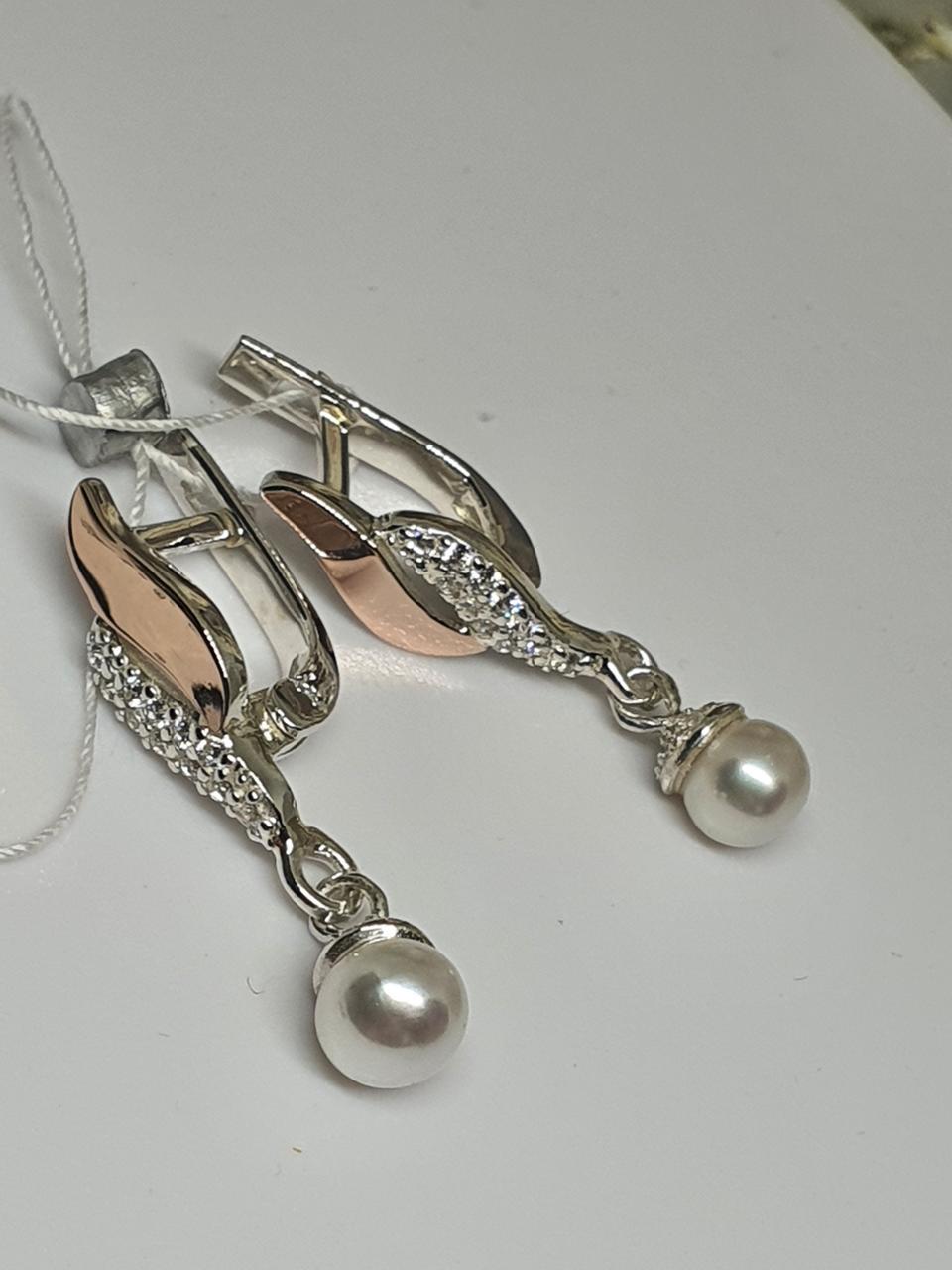 Серебряные серьги с пластинами золота 375 пробы цирконами и жемчугом Коса 925/375 серьги 925 пробы (2801076020)