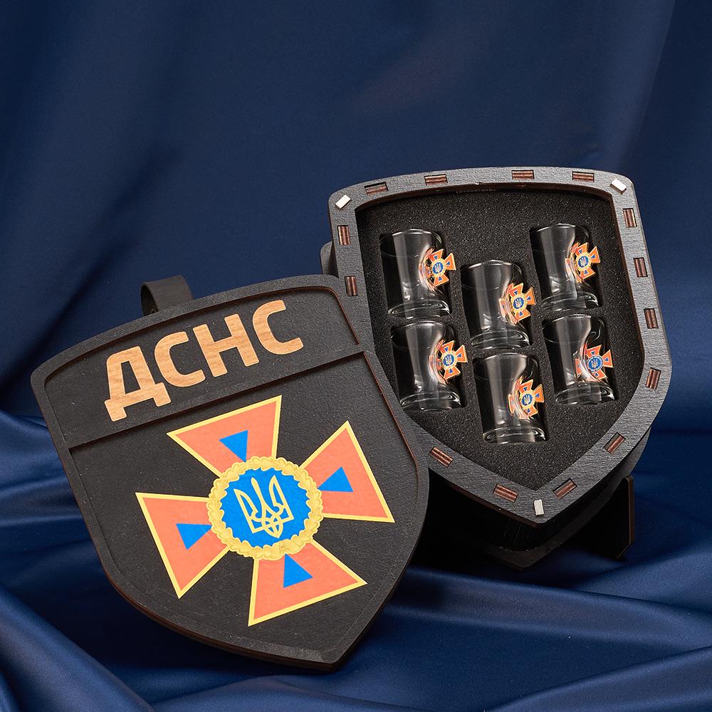 Подарочный набор рюмок с шевроном ГСЧС маленький (28421072) - фото 2 Подарочный набор рюмок с шевроном ГСЧС маленький (28421072) - фото 2