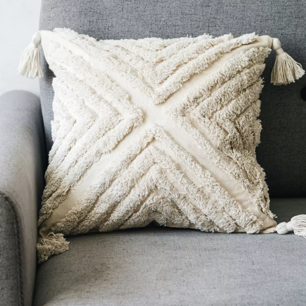 Подушка декоративная хлопок с эффектным объемным узором квадратная с кисточками 45х45 см Кремовый (60084)