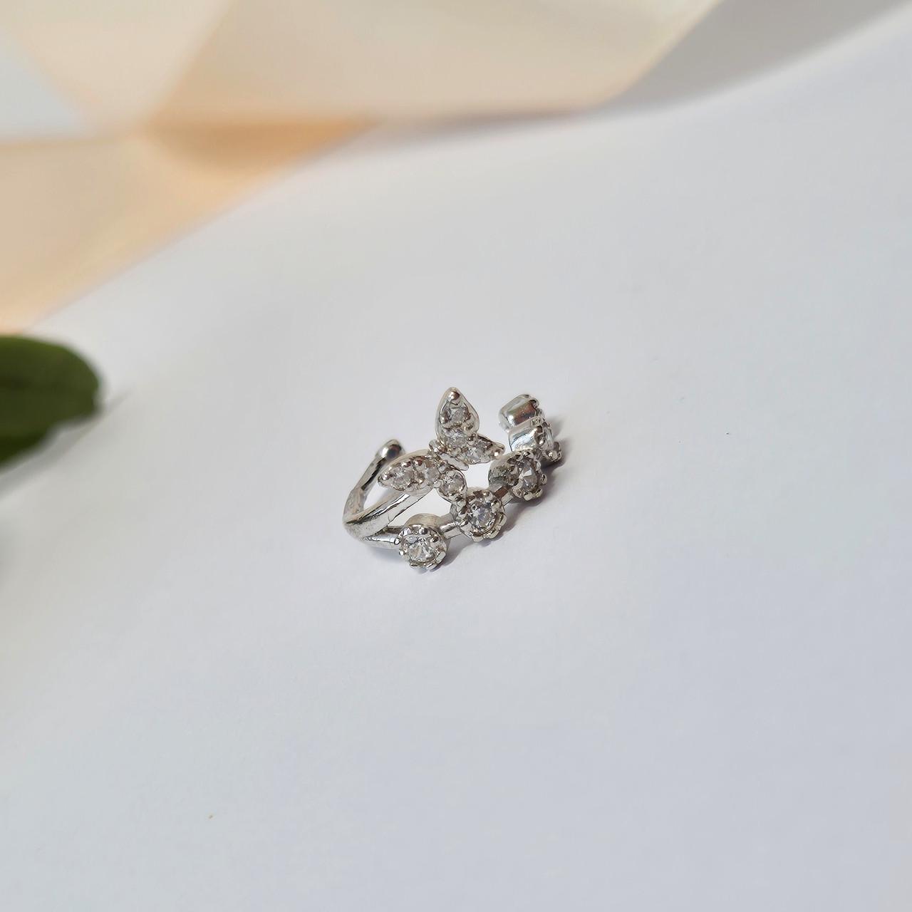 Серьга каффа обманка бабочка в белых камнях серебро 925 пробы 563р родированное (563р)