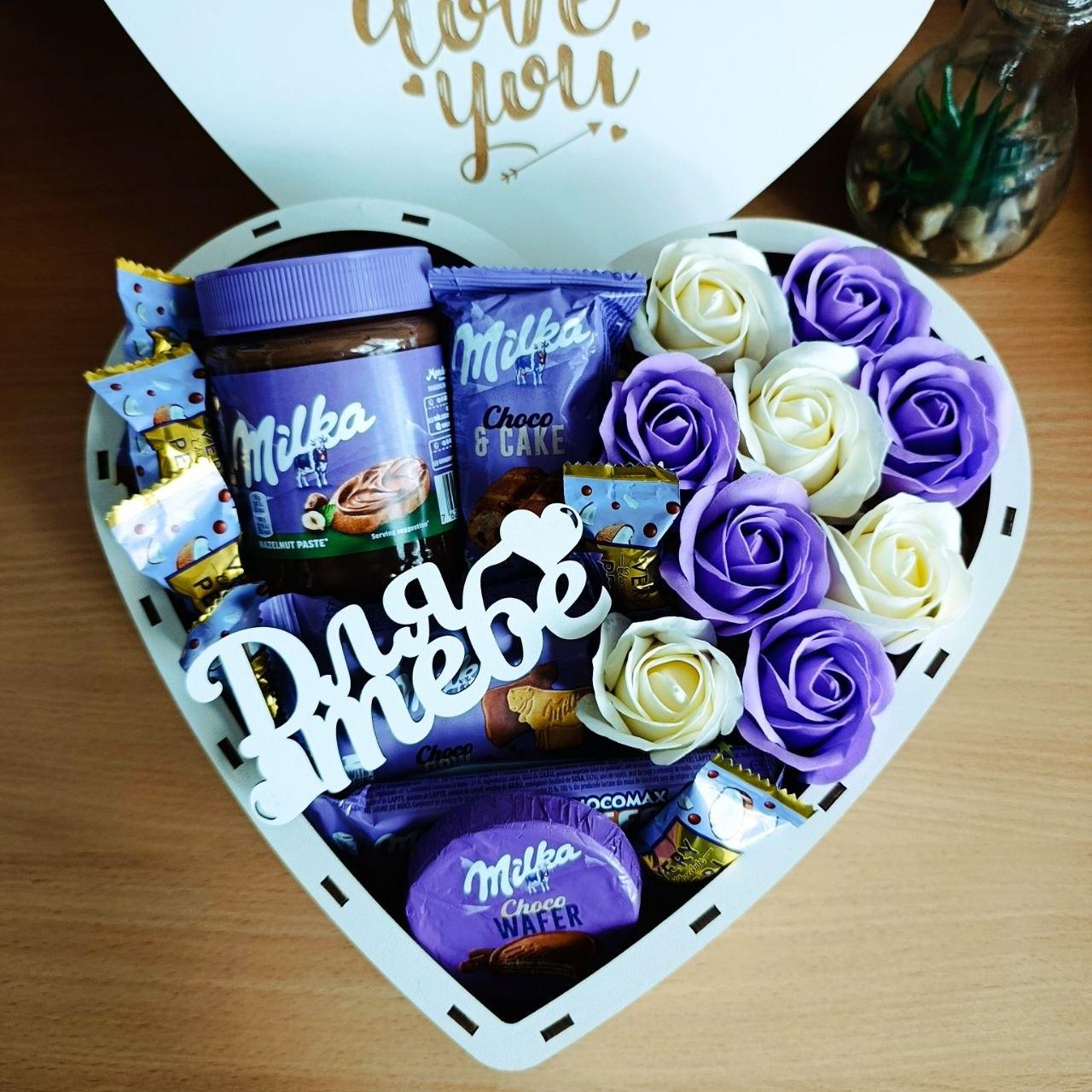 Подарочный бокс в форме сердца со сладостями Milka и розами для девочки (ar464)