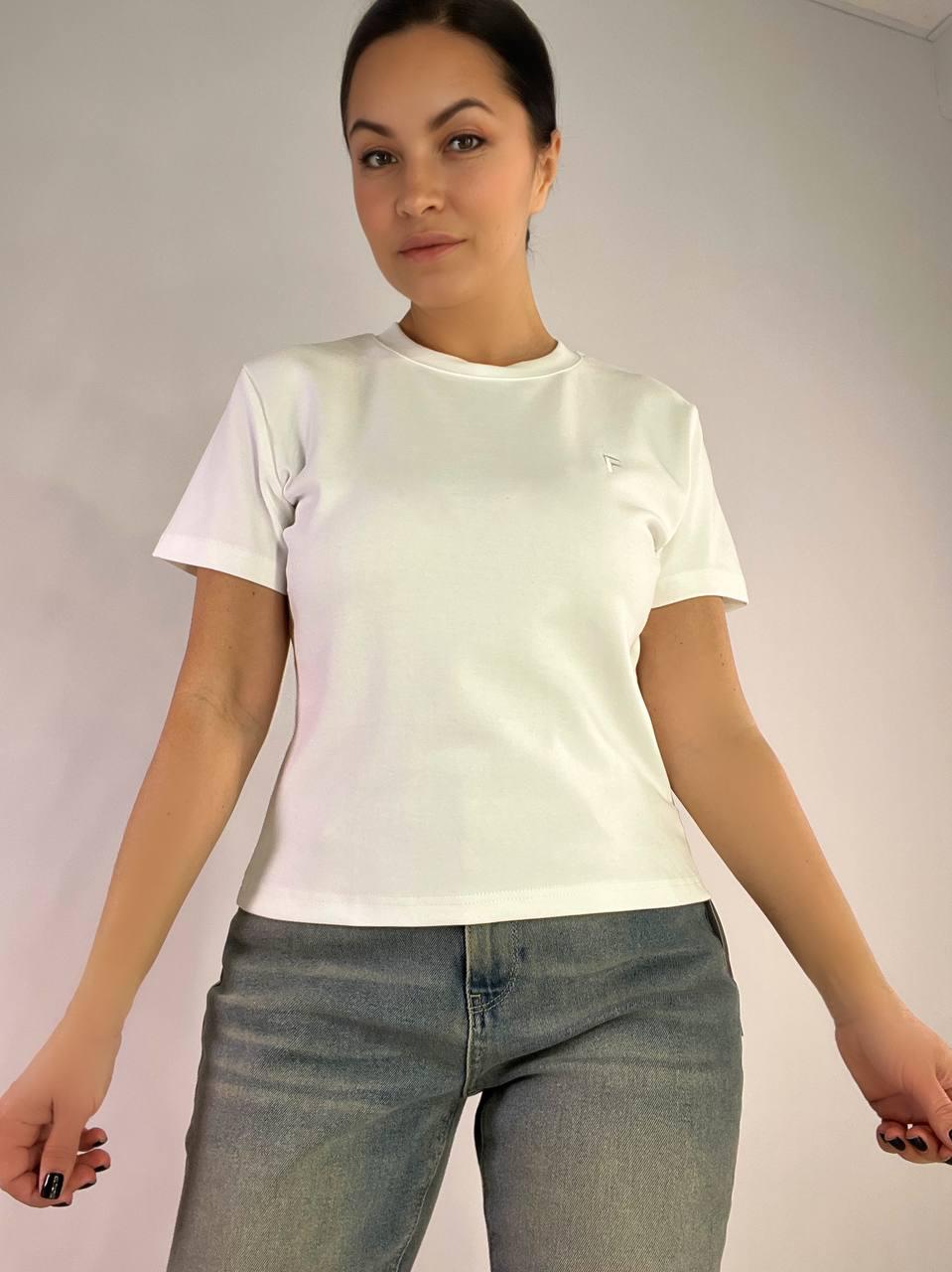 Футболка женская A-N 25197 вышивка буква F однотонная базовая средняя длина OS Белый (3614)