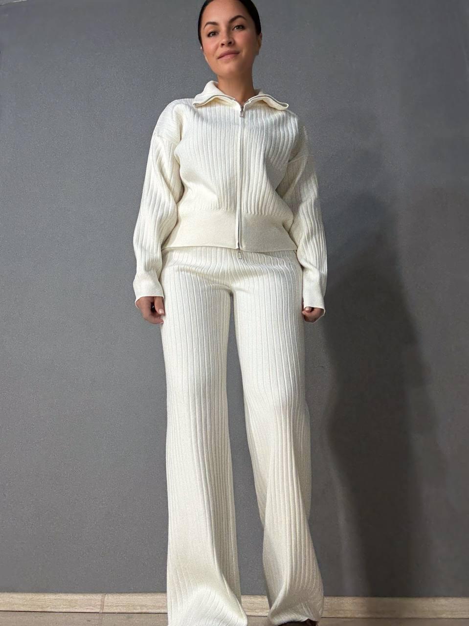 Костюм женский Joy One 376 вязаный в рубчик с кофтой на молнии и брюками палаццо OS Молочный (5601)