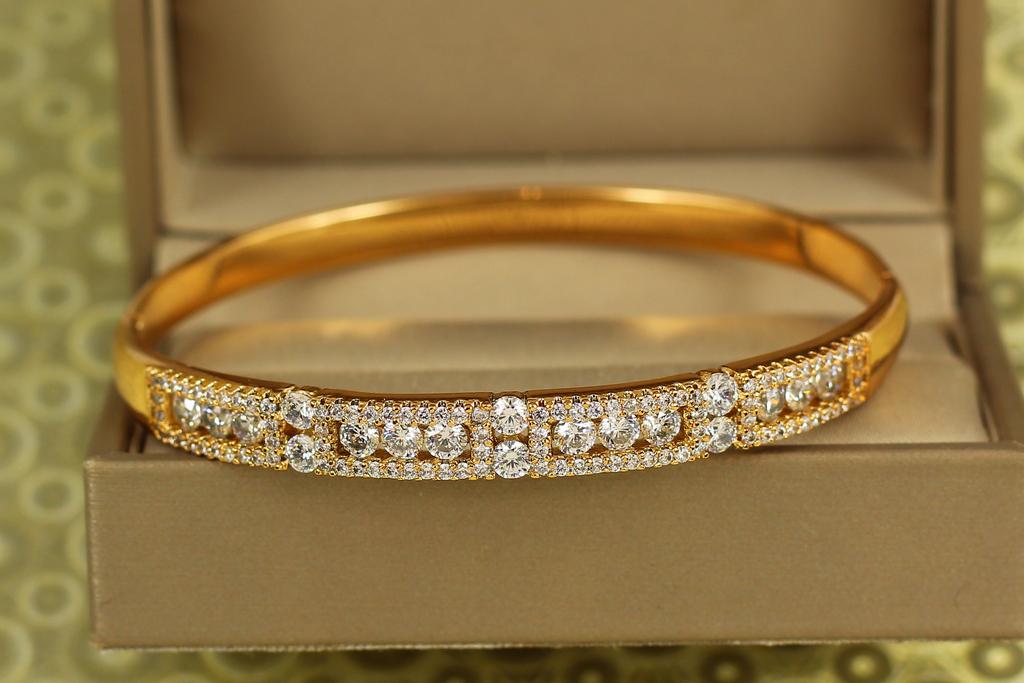 Браслет бенгл Xuping Jewelry Стужа 60 мм 17-19 см Золотистый (30728030)