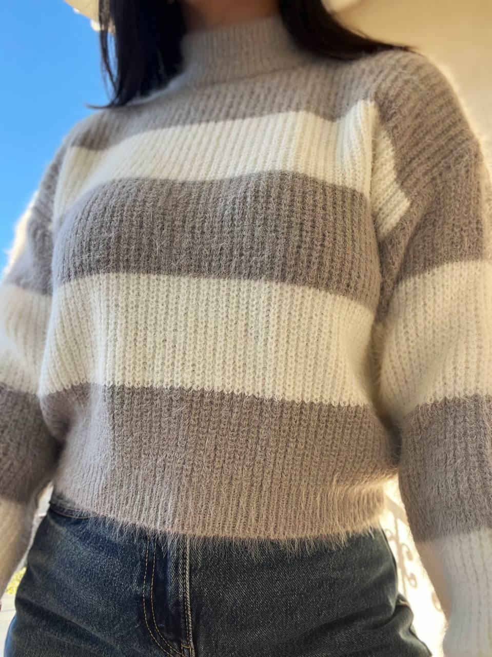 Свитер женский A-N 2157 широкая полоса короткий пушистый ангора р. 42-46 Серый (3057) - фото 2 Свитер женский A-N 2157 широкая полоса короткий пушистый ангора р. 42-46 Серый (3057) - фото 2