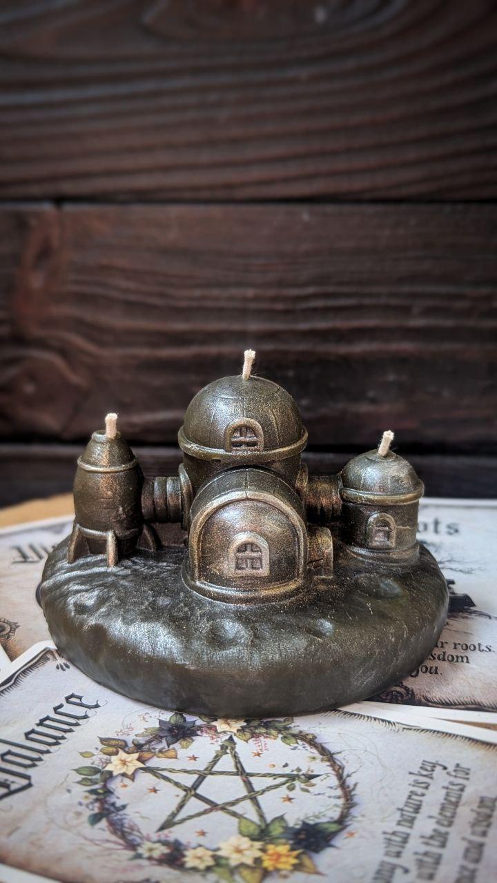 Свеча из пчелиного воска Домик на другой планете