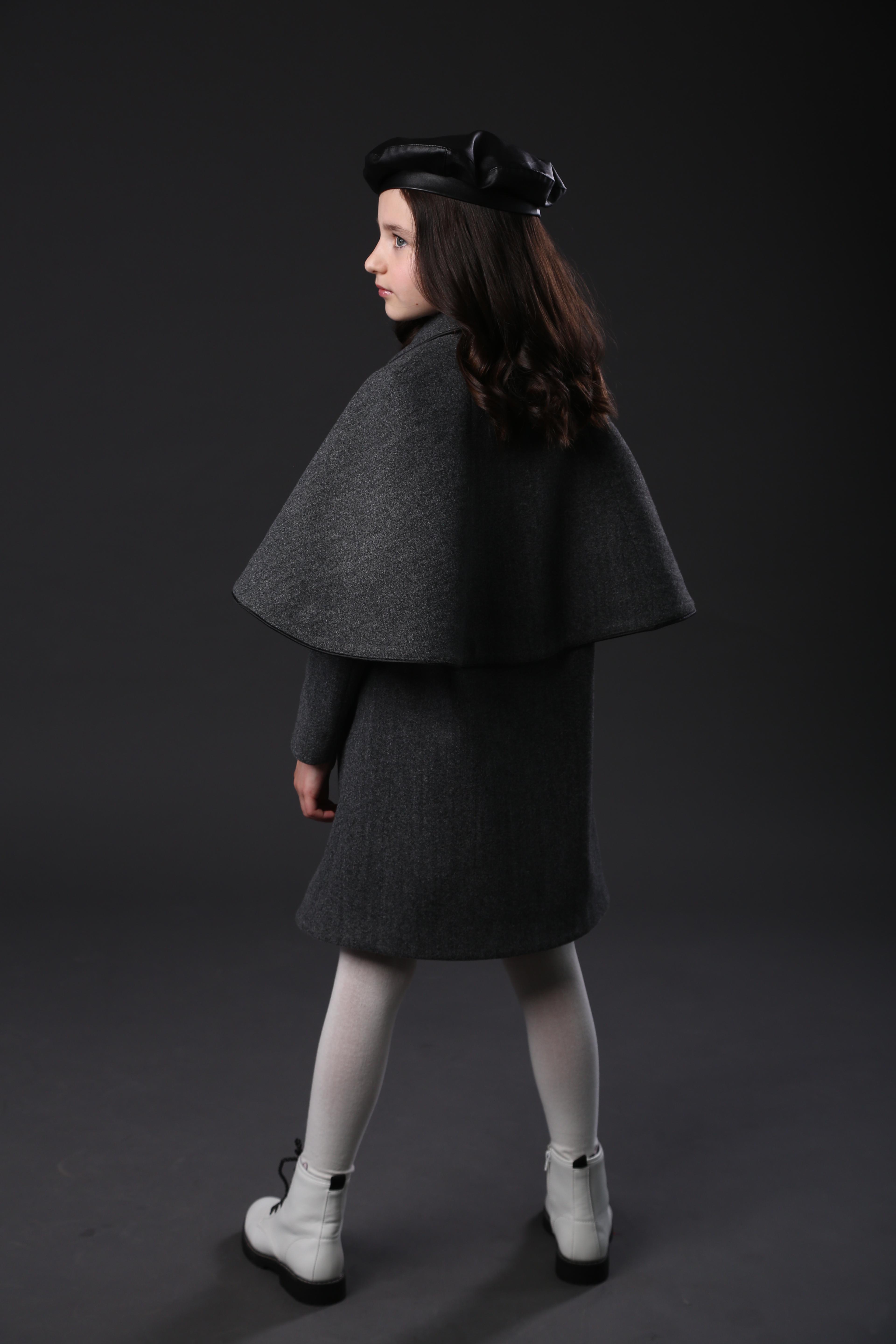 Пальто дитяче для дівчинки демісезонне з пелериною 122-128 см Сірий (PGr/122-128) - фото 4 Пальто дитяче для дівчинки демісезонне з пелериною 122-128 см Сірий (PGr/122-128) - фото 4