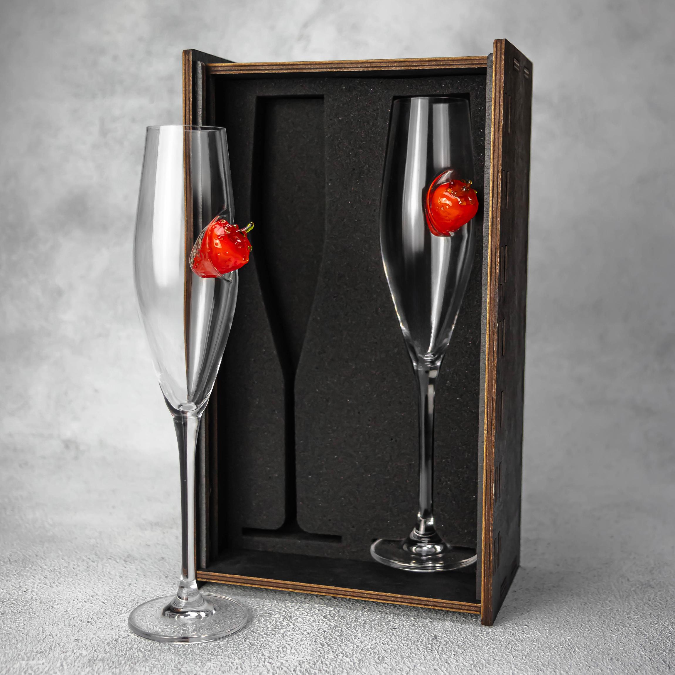 Келихи для шампанського VSKLO з полуницею 350 мл 2 шт. (31548656)