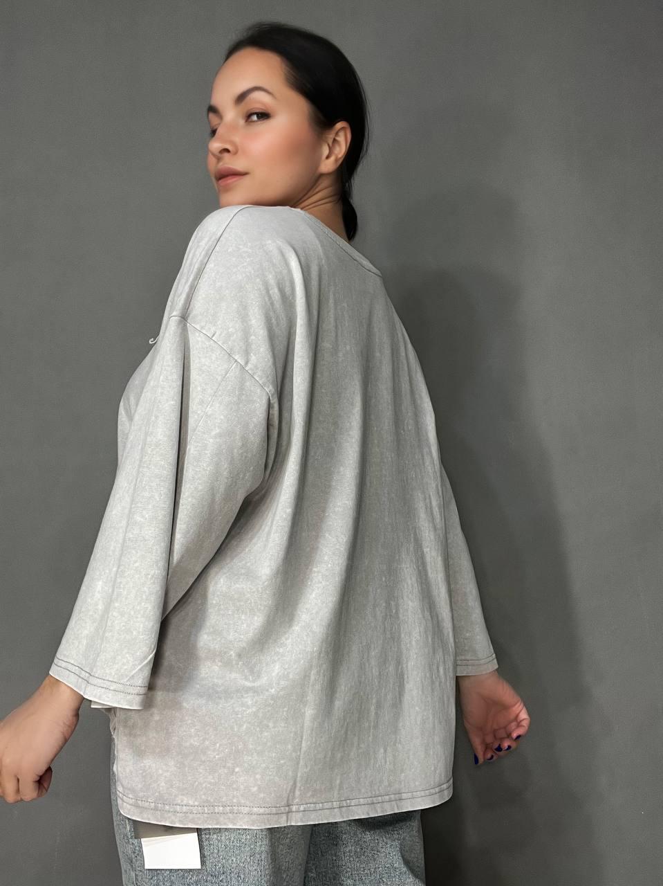 Футболка жіноча A-N 26029 широка варена тай дай довгий рукав 3\4 з вишивкою попереду OS Світло-сірий (4017) - фото 10 Футболка жіноча A-N 26029 широка варена тай дай довгий рукав 3\4 з вишивкою попереду OS Світло-сірий (4017) - фото 10