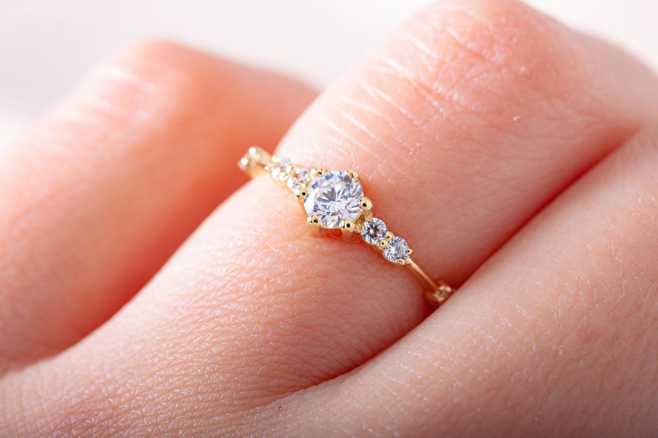 Каблучка з жовтого золота з фіанітами р. 19,5 (2243951104)