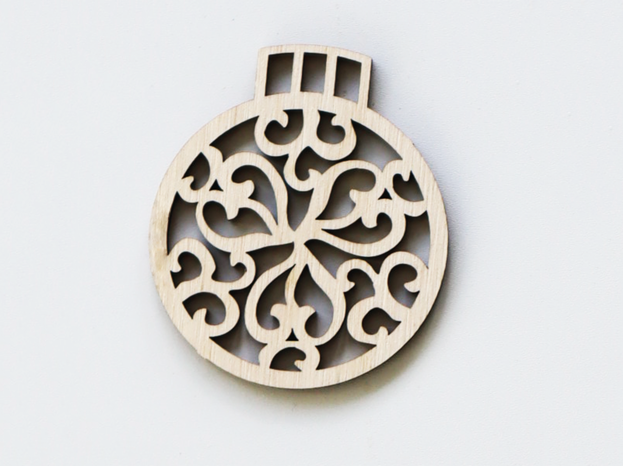 Деревянная новогодняя игрушка на елку круглая 10х10 см (1489718464)