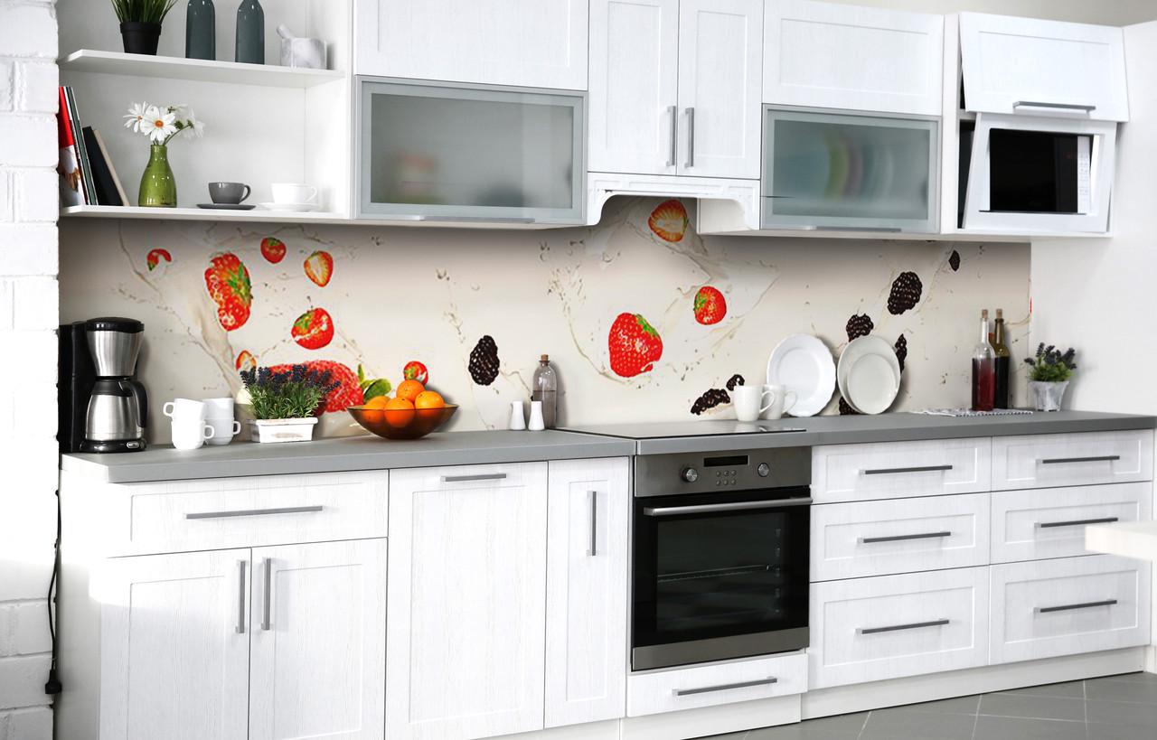 Кухонный фартук Ягодный шейк клубника виниловый самоклеющийся 600х2500 мм Бежевый