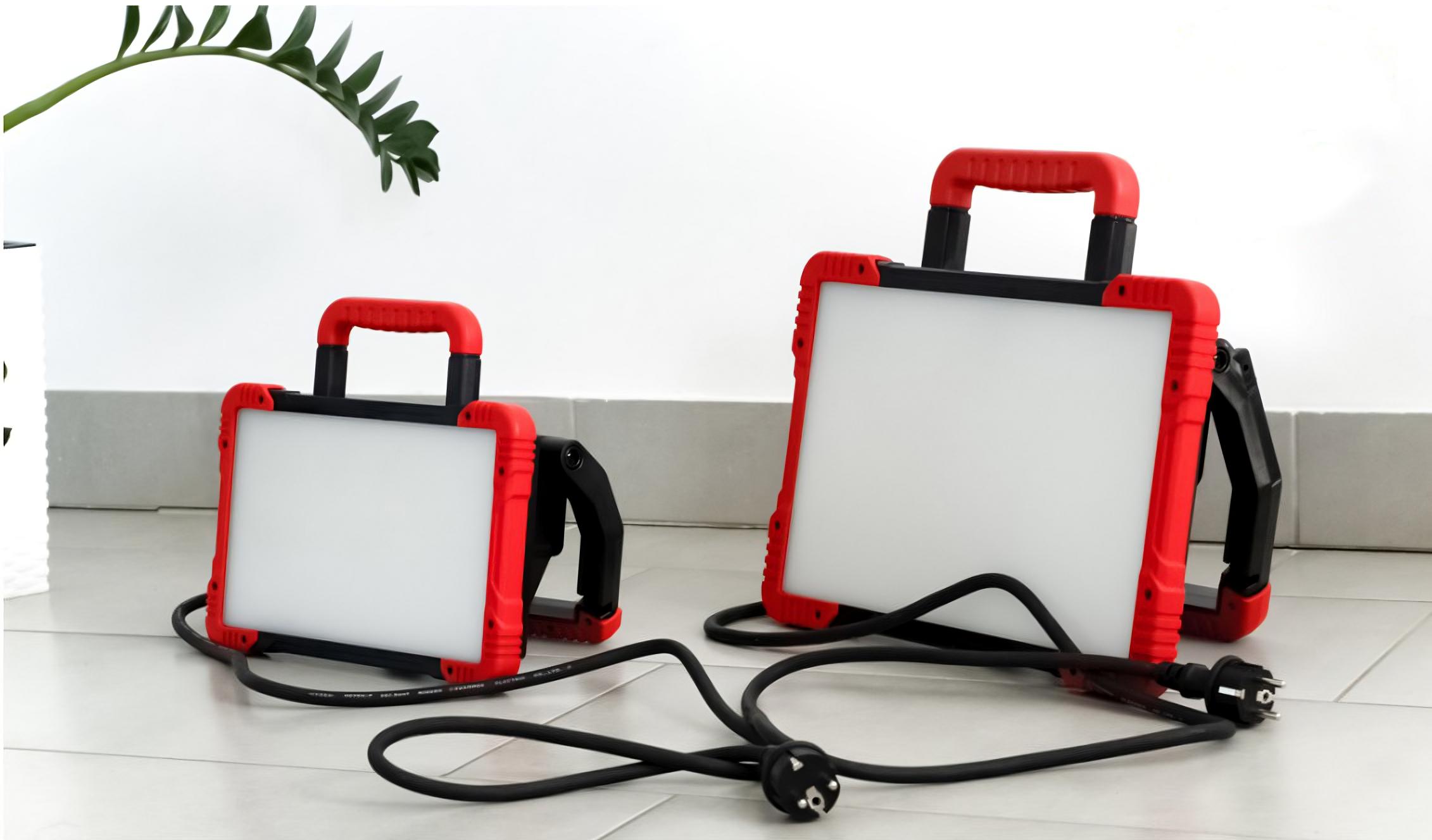 Прожектор світлодіодний переносний HOROZ ELECTRIC WORKSHOP-60 2 з розеткою вимикачем 60W 5000K Чорний з червоним - фото 2