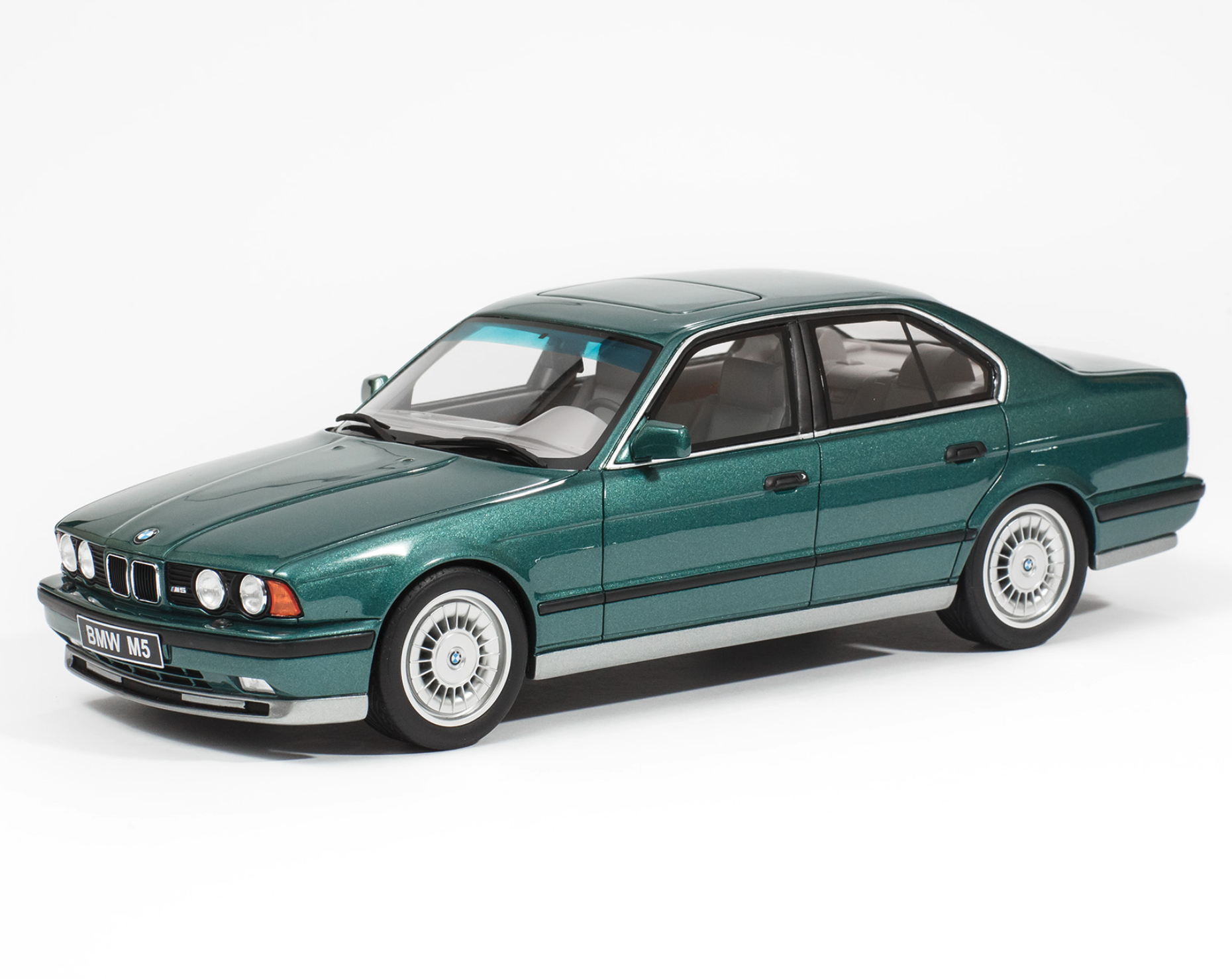 Модель автомобиля OttoMobile 1:18 BMW M5 E34 Cecotto Edition Green Metallic (OT968)