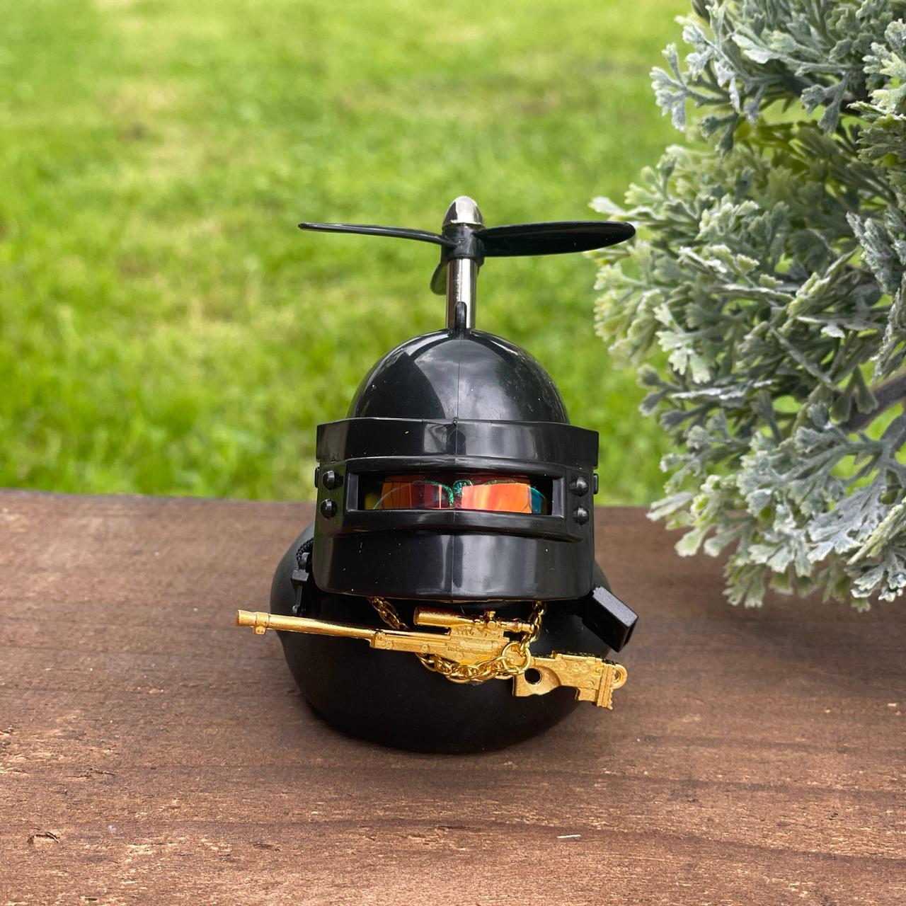 Качка на кермо з автоматом та шоломом - фото 4