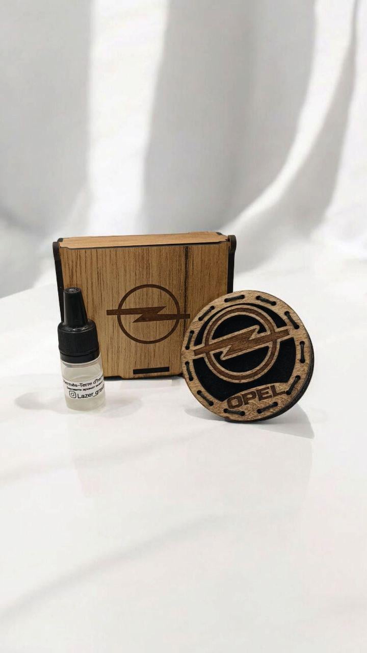 Ароматизатор в дифлектор для авто Opel из дерева и войлока и аромапарфюм 5 мл (81)