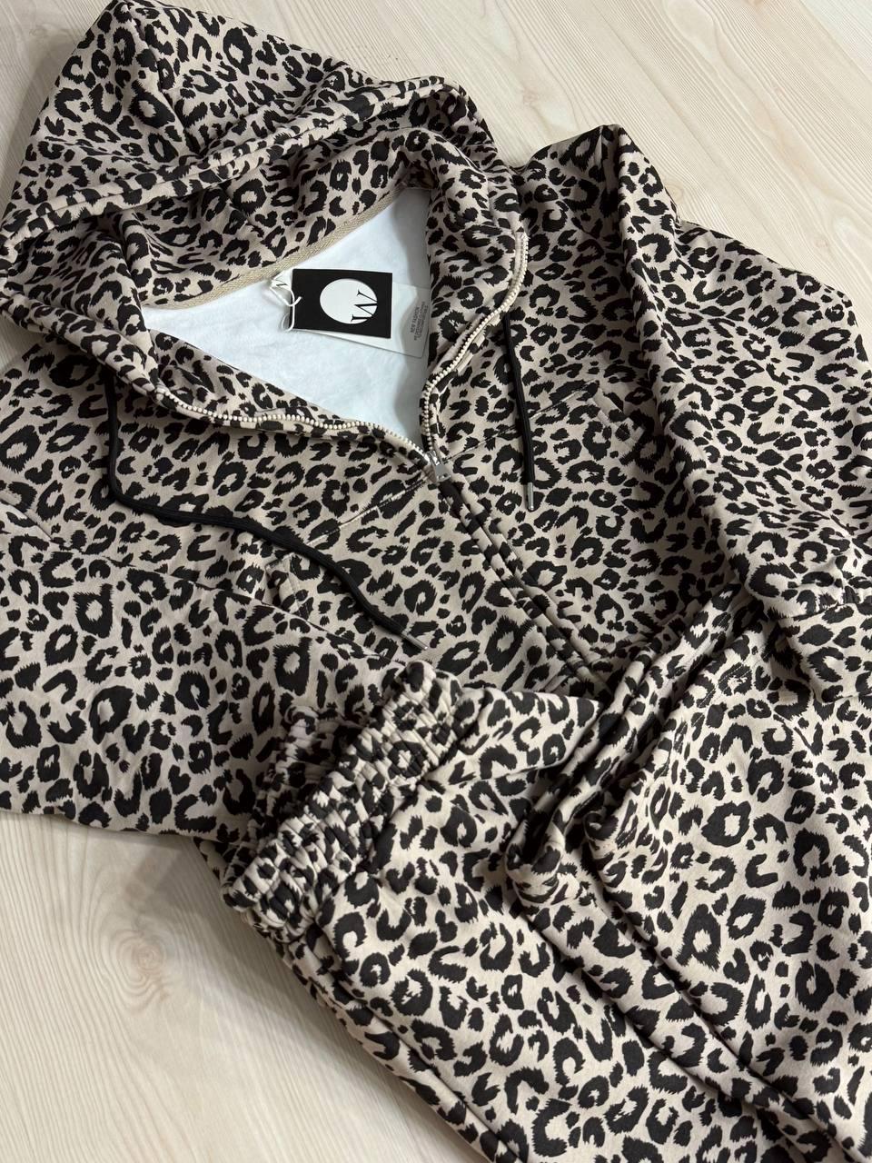 Костюм женский W 9231 худи с брюками палаццо леопардовый принт флис S Коричневый (2808) - фото 8 Костюм женский W 9231 худи с брюками палаццо леопардовый принт флис S Коричневый (2808) - фото 8