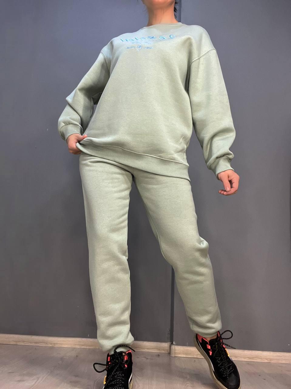 Костюм женский PEPPER MINT 24-13-03 HUD свитшот вышивка брюки джоггеры флис S-M Оливковый (896)