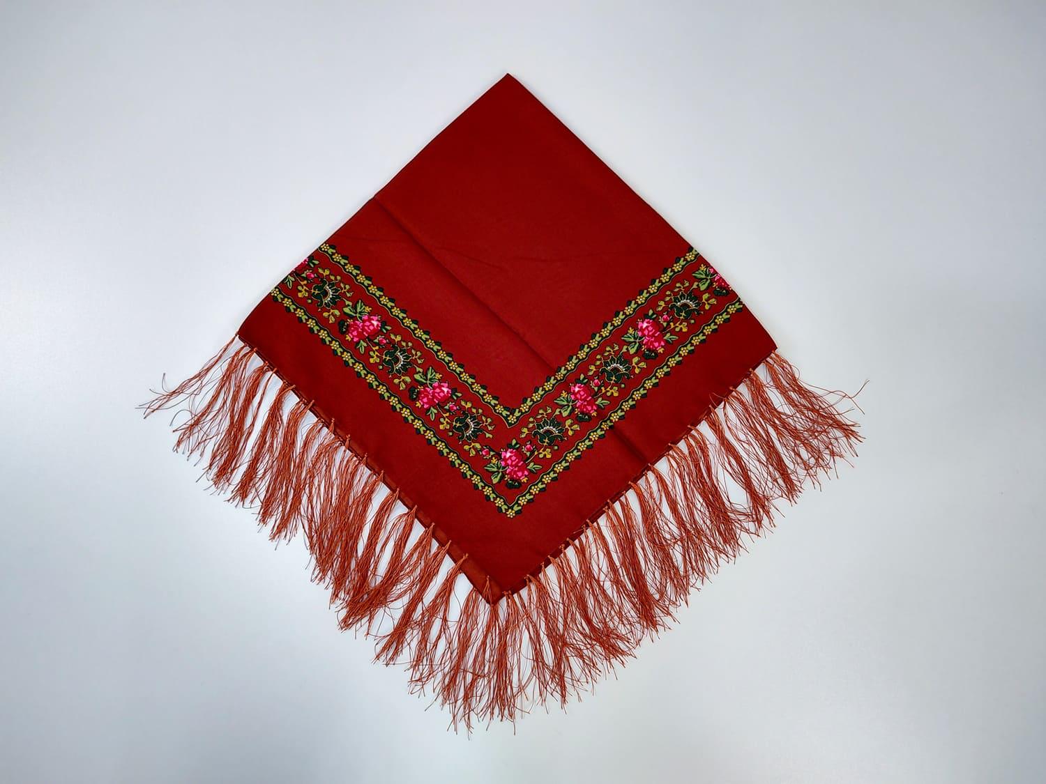 Платок с тороками Цветочная лента 80x80 см Темно-красный (30314585)