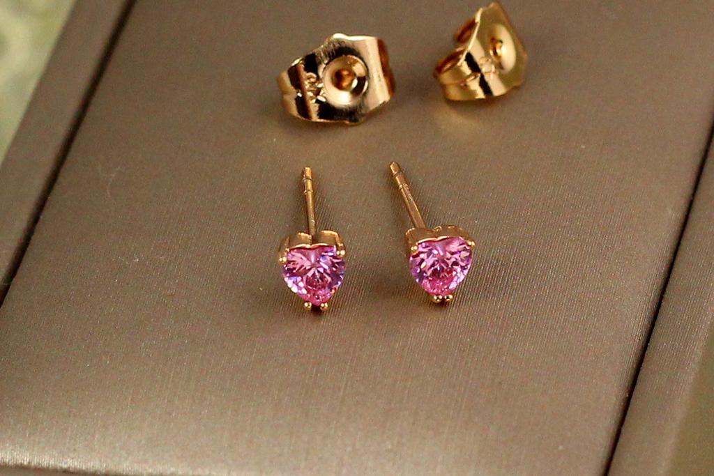 Серьги гвоздики Xuping Jewelry сердечки с розовыми камешками 4 мм Золотистый (27479907)