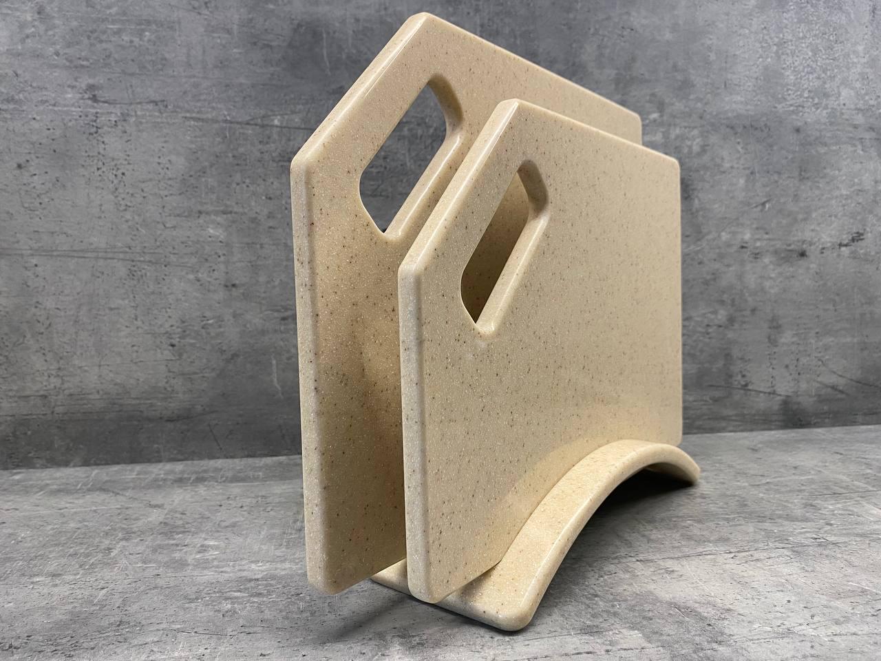 Набір дощок кухонних Gold Brown із штучного каменю на підставці 2 шт. (233) - фото 4 Набір дощок кухонних Gold Brown із штучного каменю на підставці 2 шт. (233) - фото 4