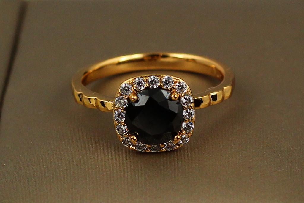 Кольцо Xuping Jewelry Черный камень в ободке из белых фианитов р. 19 Золотистый Кольцо Xuping Jewelry Черный камень в ободке из белых фианитов р. 19 Золотистый