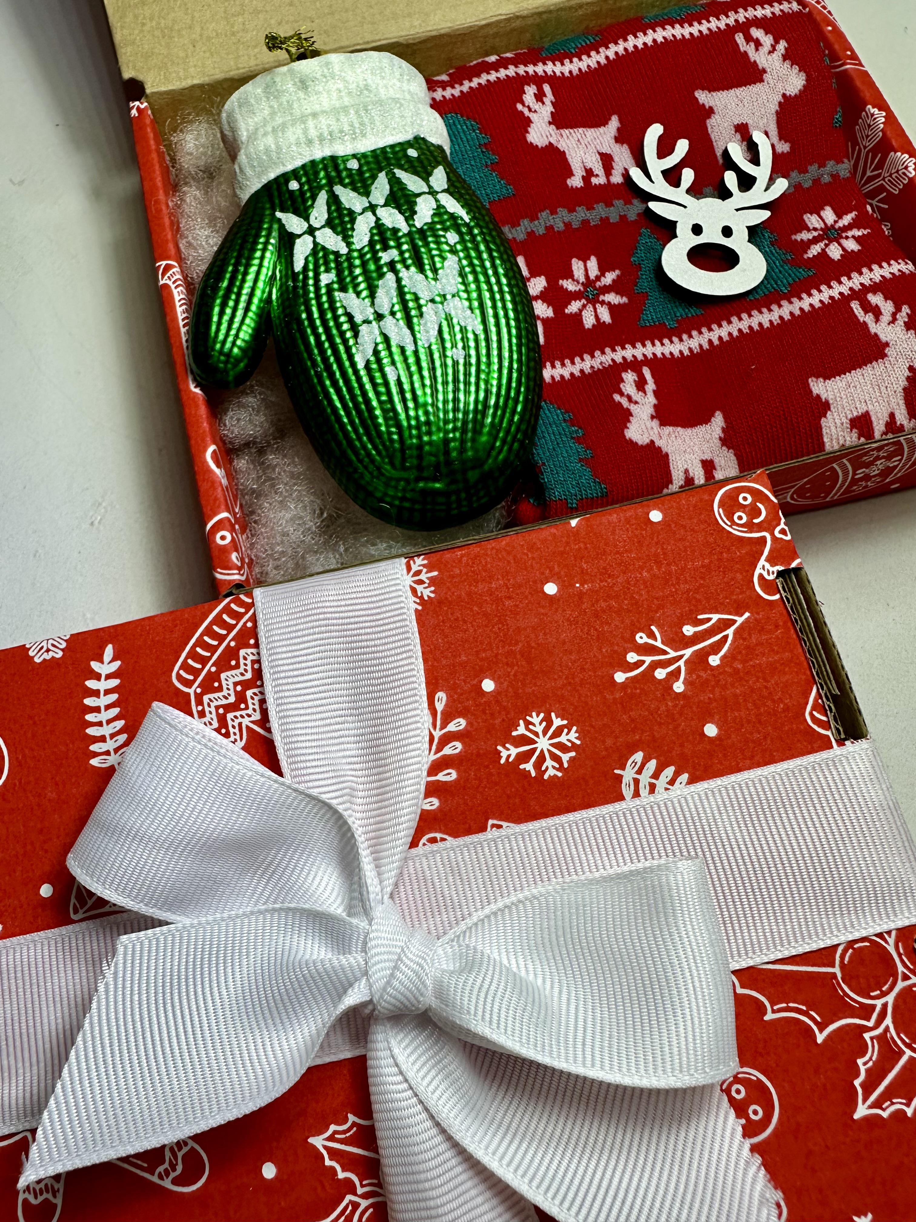 Подарунковий бокс з новорічними шкарпетками і іграшкою (13479892) - фото 9 Подарунковий бокс з новорічними шкарпетками і іграшкою (13479892) - фото 9