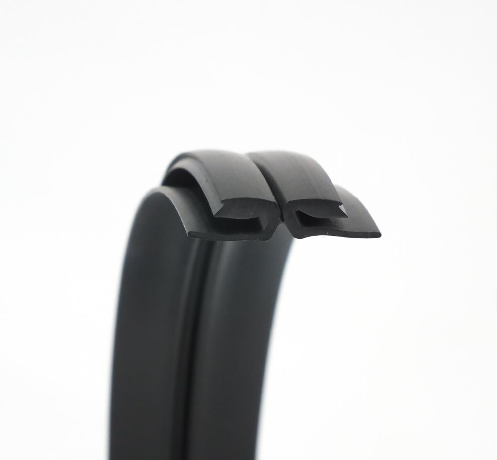 Гарпун двойной для натяжного потолка 10,5х2 мм Черный