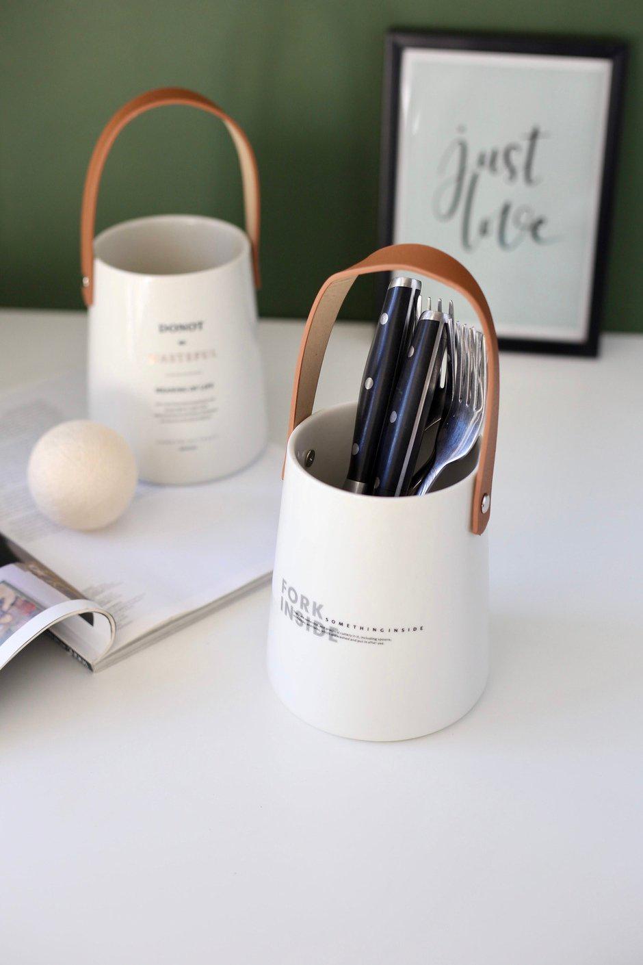 Подставка-стакан для столовых приборов Do not керамическая с ручкой 13,5х11 см Белый (00000010202) - фото 5 Подставка-стакан для столовых приборов Do not керамическая с ручкой 13,5х11 см Белый (00000010202) - фото 5