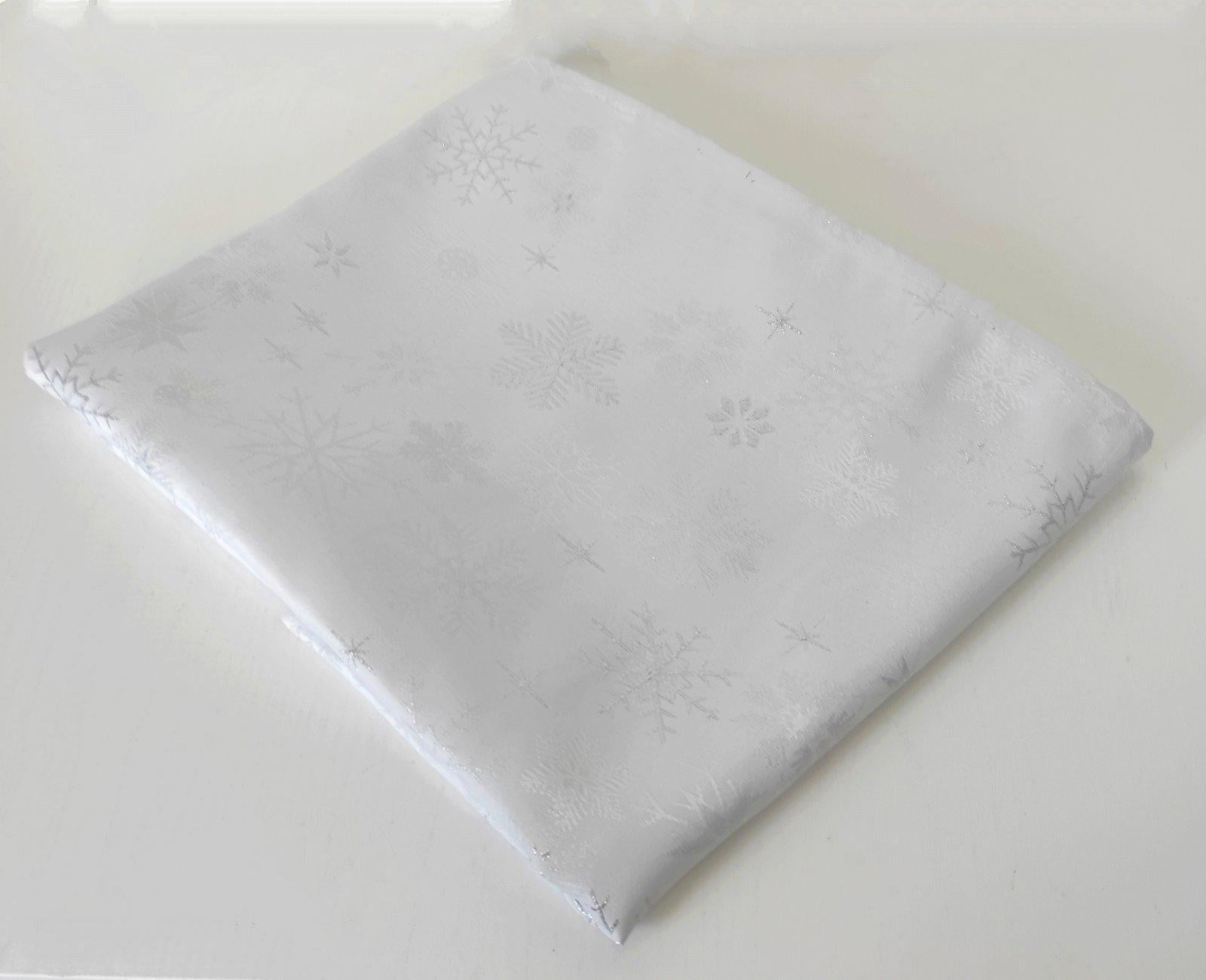 Скатерть новогодняя 150x350 артикул 851 белая с снежинками (CN10643)