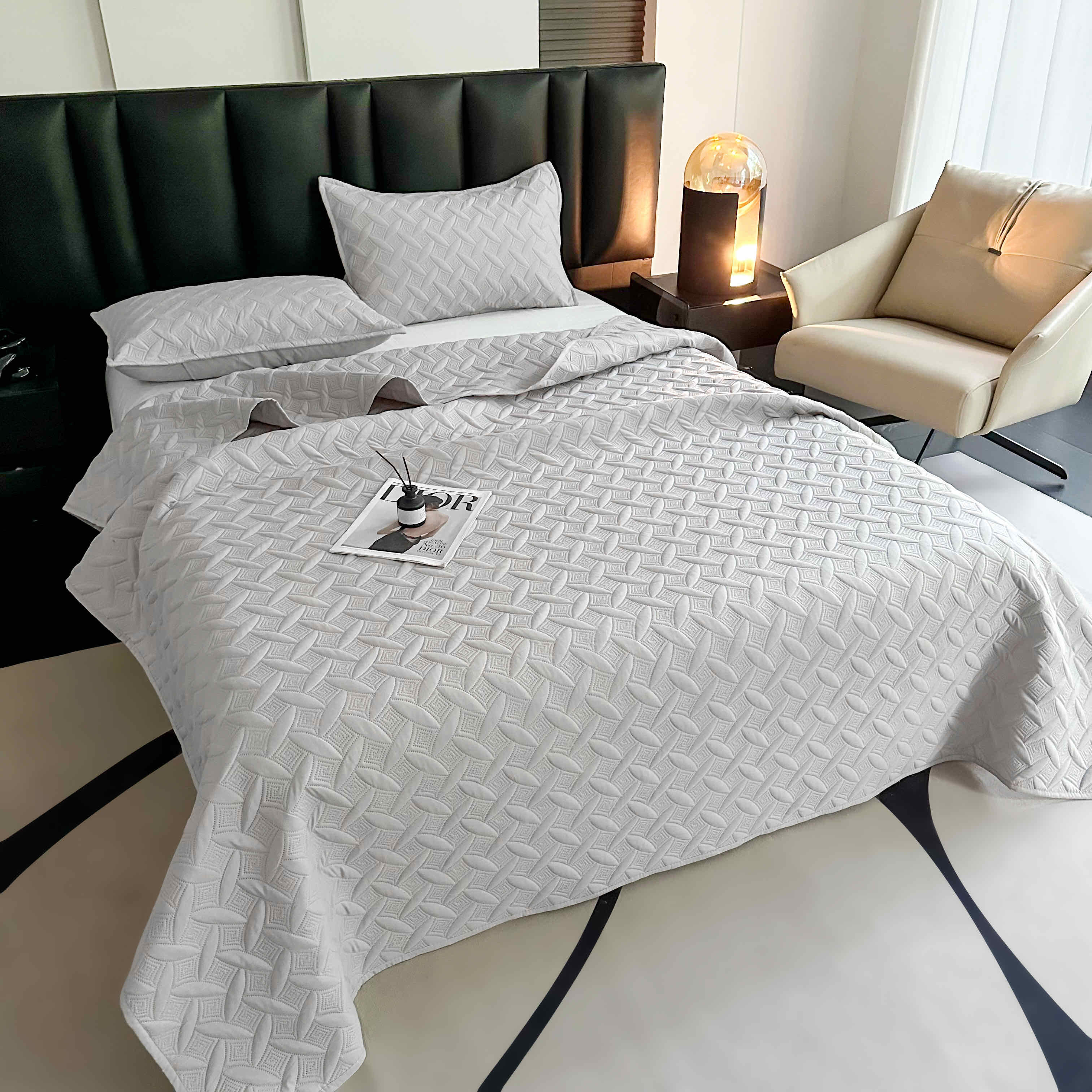 Комплект стеганного покрывала 200х230 см с двумя наволочками 50х70 см микрофибра Серый (MDP2710/grey)