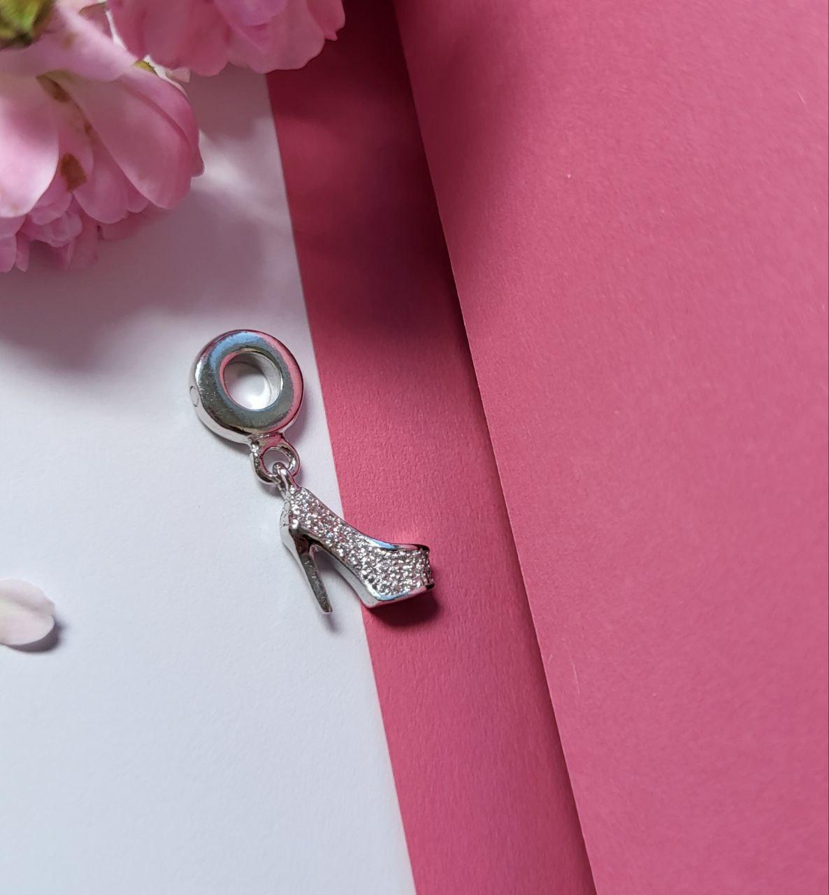 Шарм з підвіскою Лабутени в білих каменях срібло 925 проби 2 г (885р)