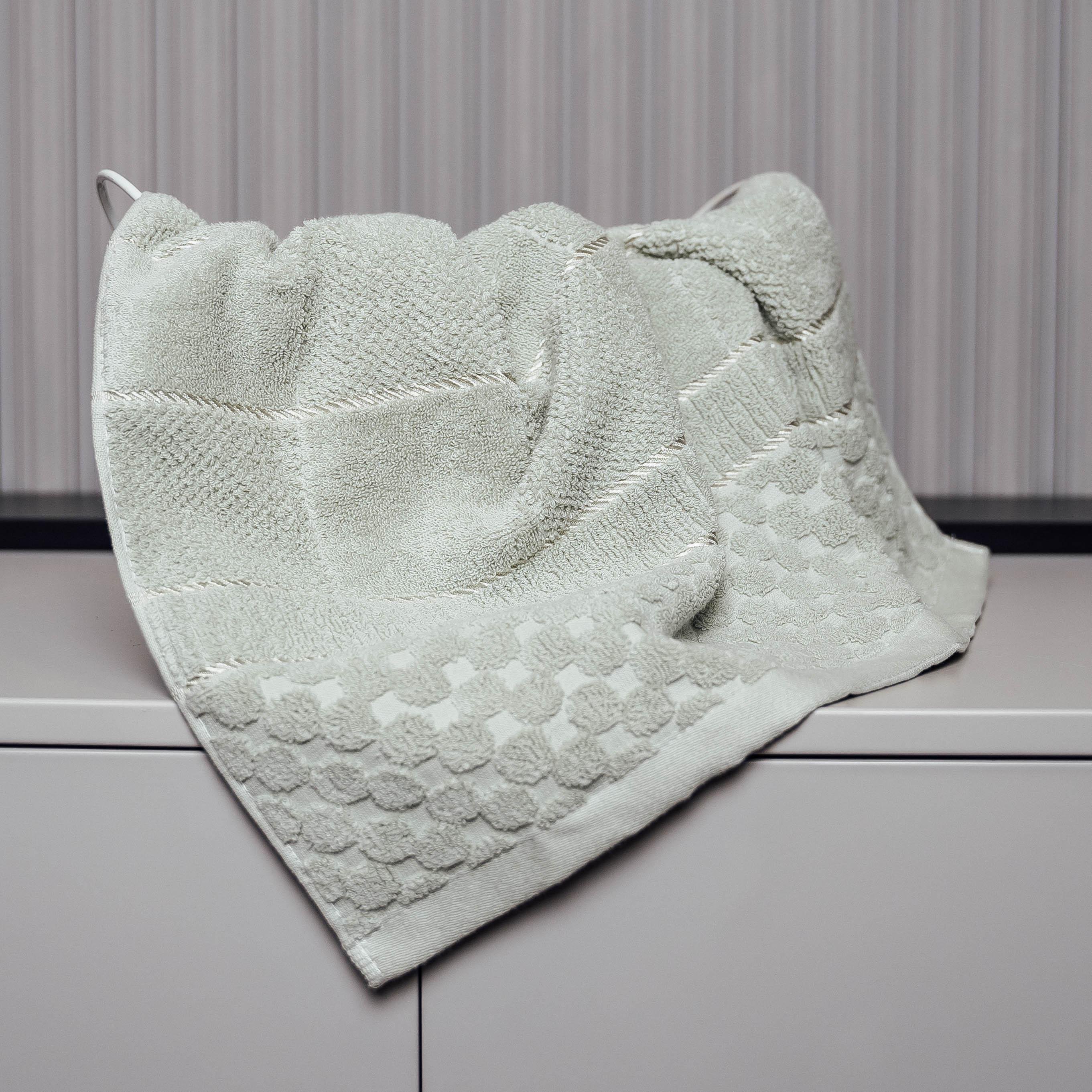 Рушник КвадроКомфорт обличчя тиснення 140х70 см Блідно-зелений (88196) - фото 1 Рушник КвадроКомфорт обличчя тиснення 140х70 см Блідно-зелений (88196) - фото 1