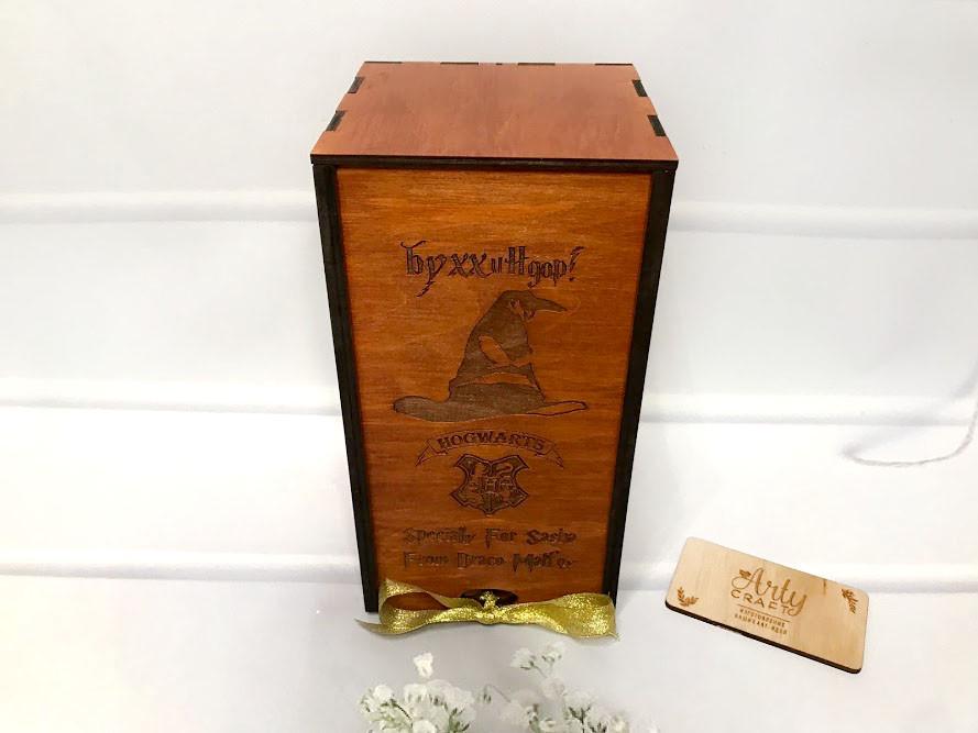 Бокал для вина Bohemia с гравировкой "БУХЛЯ" в деревянной коробке с надписью "Буххиндор" 570 мл Красное дерево (1408) - фото 2 Бокал для вина Bohemia с гравировкой "БУХЛЯ" в деревянной коробке с надписью "Буххиндор" 570 мл Красное дерево (1408) - фото 2