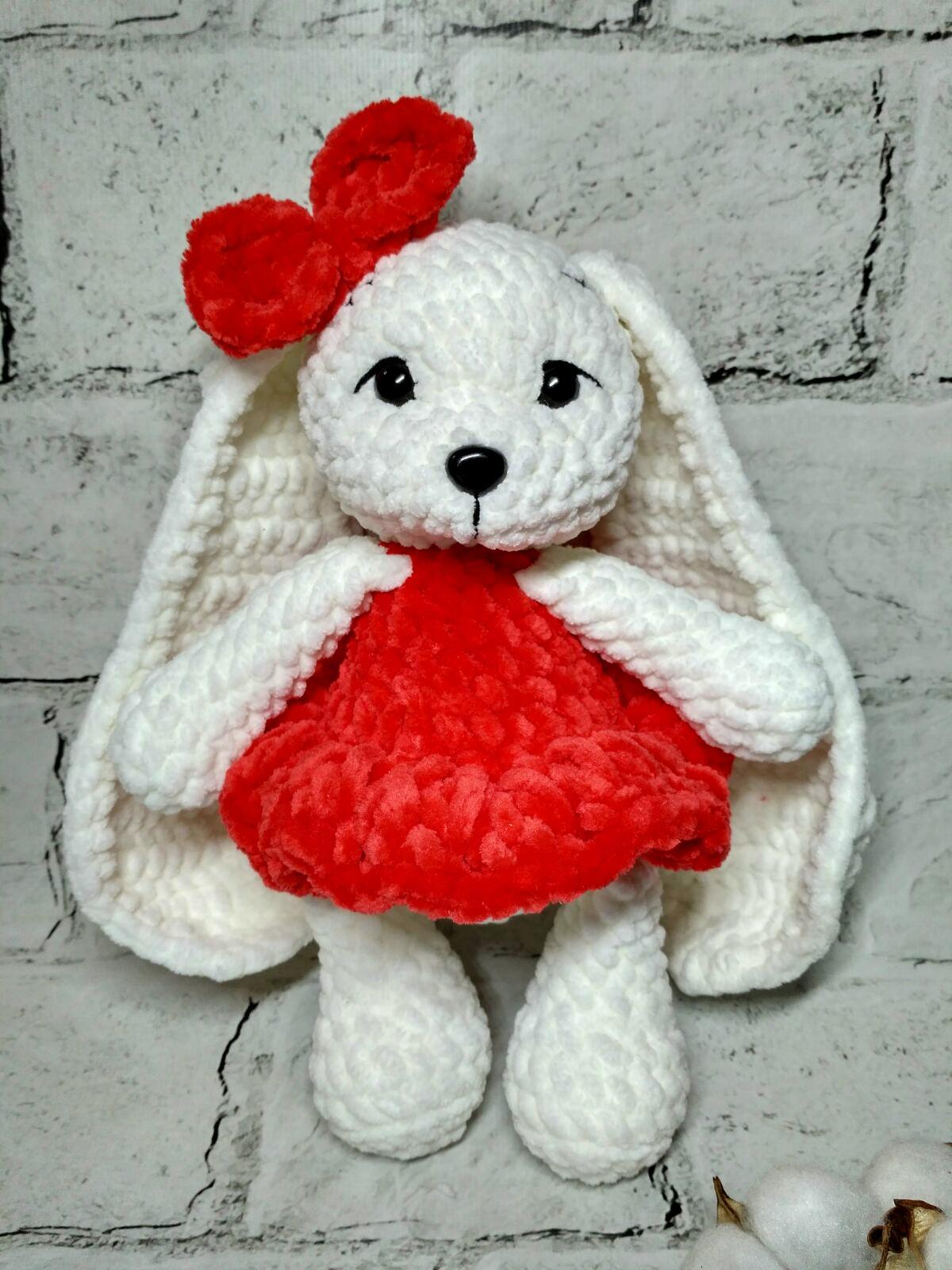 М'яка в'язана іграшка ручної роботи Зайчик в сукні 25 см Кремовий з червоним (202-68-44)