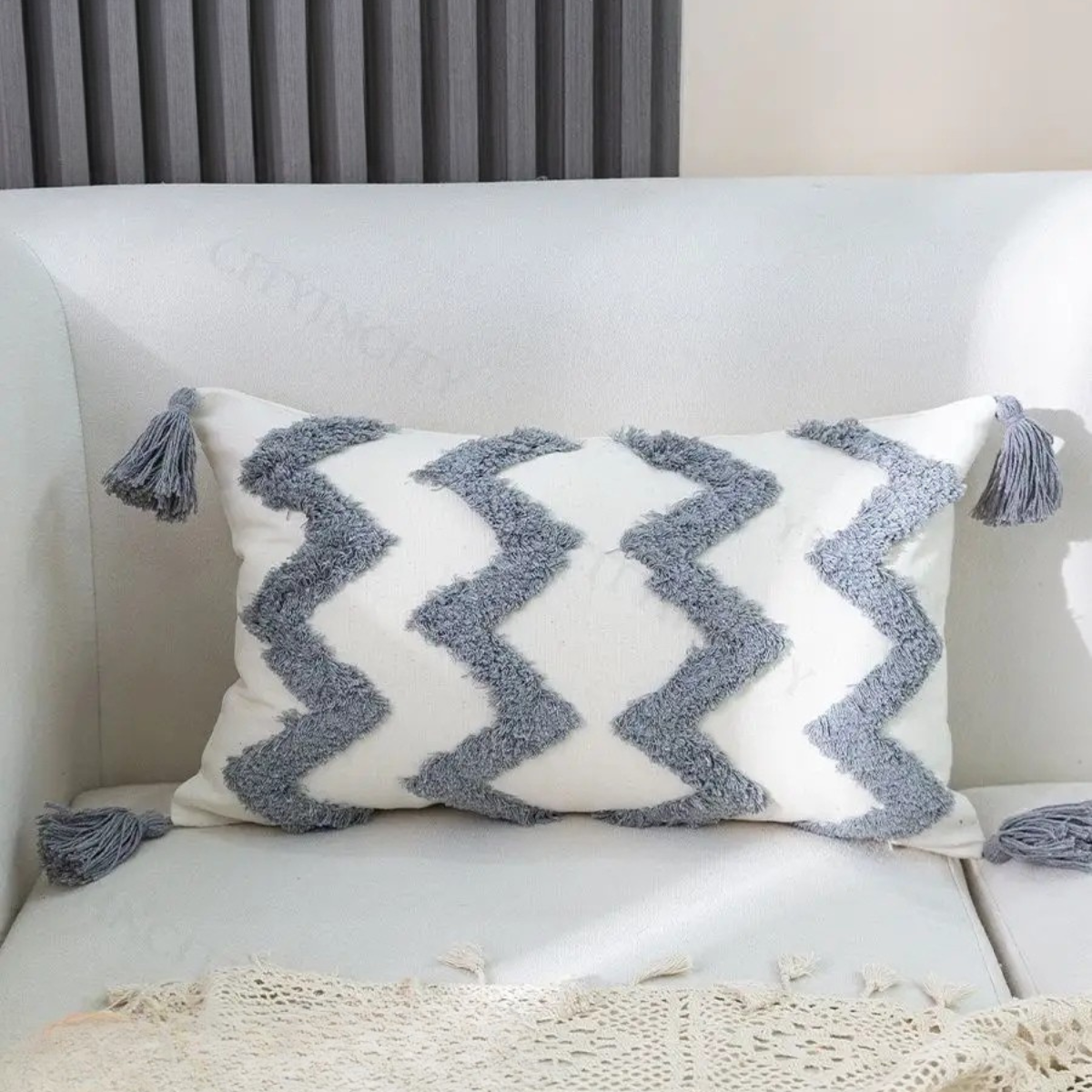 Наволочка декоративная хлопок с эффектным объемным узором прямоугольная с кисточками 50х30 см Белый с серым (60080)