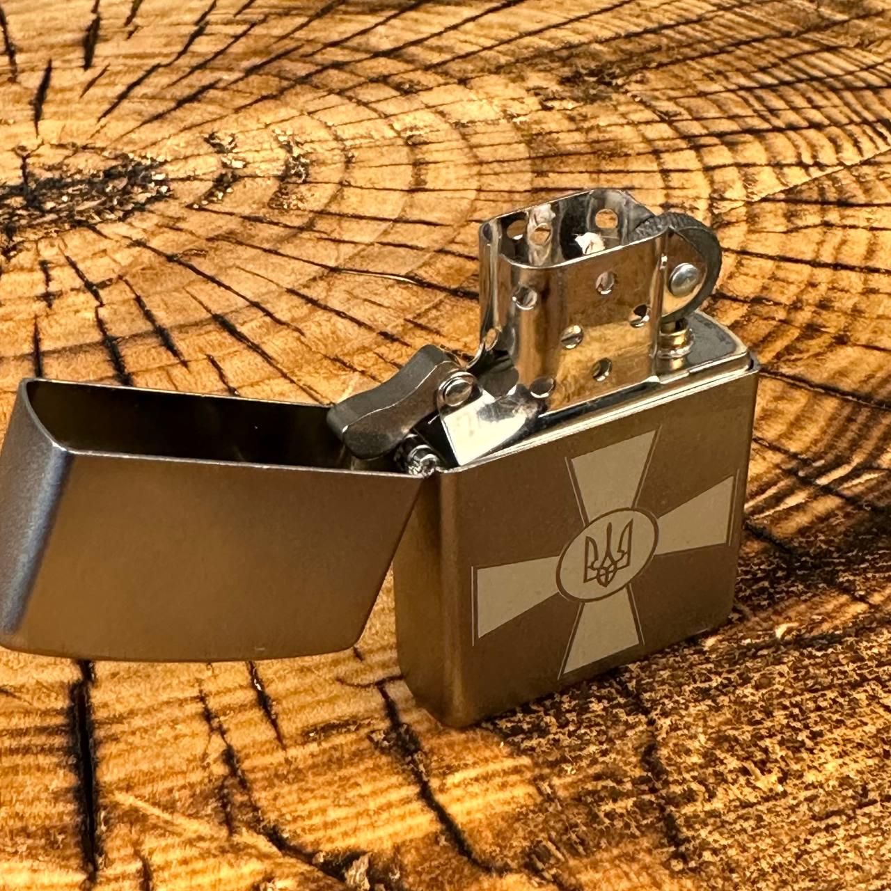 Запальничка бензинова ZIPPO 200 REG BRUSH FIN CHROME з гравіюванням хрест ЗСУ - фото 4 Запальничка бензинова ZIPPO 200 REG BRUSH FIN CHROME з гравіюванням хрест ЗСУ - фото 4