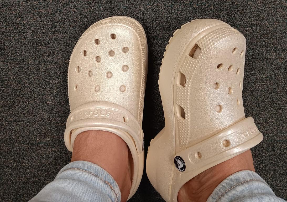 Сабо с блестками Crocs Classic Platform Shimmer р. 40-41 Vanilla (14266731) - фото 8 Сабо с блестками Crocs Classic Platform Shimmer р. 40-41 Vanilla (14266731) - фото 8