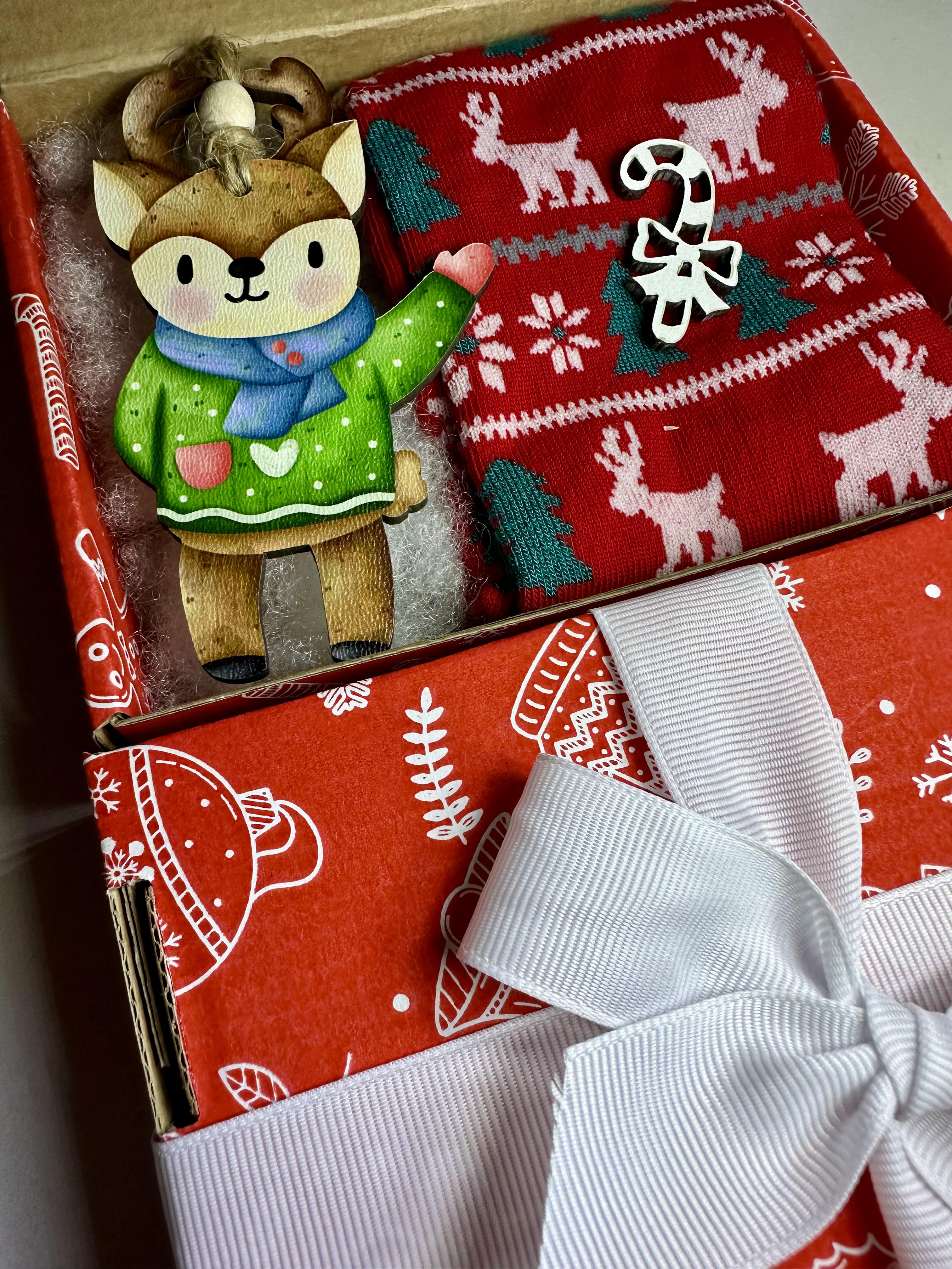 Набір подарунковий з новорічними шкарпетками та іграшкою (13532759) - фото 2 Набір подарунковий з новорічними шкарпетками та іграшкою (13532759) - фото 2