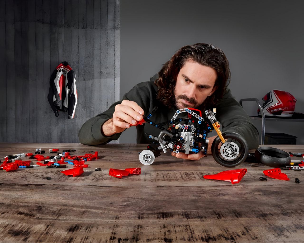 Конструктор Technic Ducati Panigale V4 R 646 деталей (10272) - фото 11 Конструктор Technic Ducati Panigale V4 R 646 деталей (10272) - фото 11