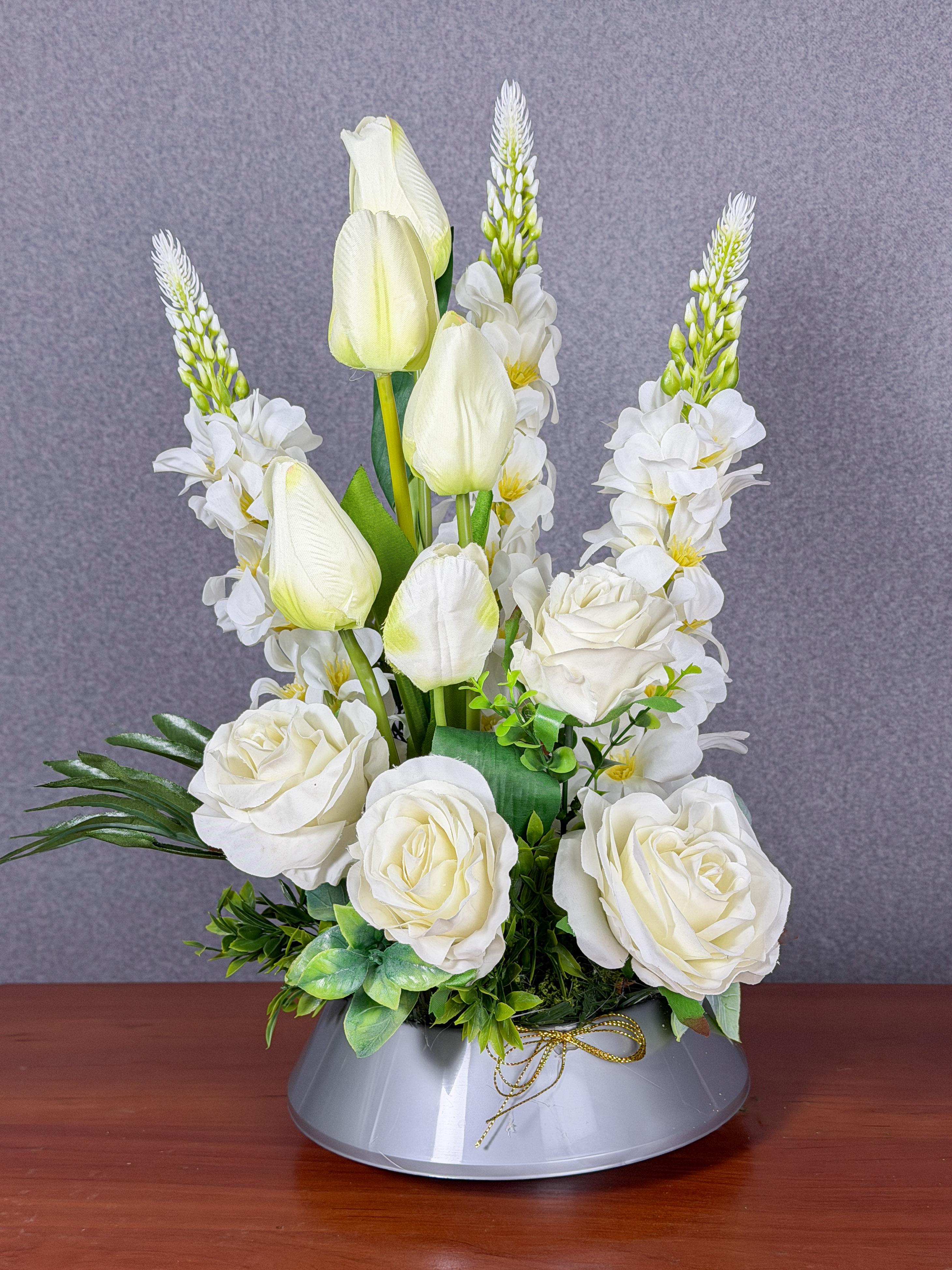 Композиція Gala Decor з білих троянд та тюльпанів у срібному кашпо 25x40 см