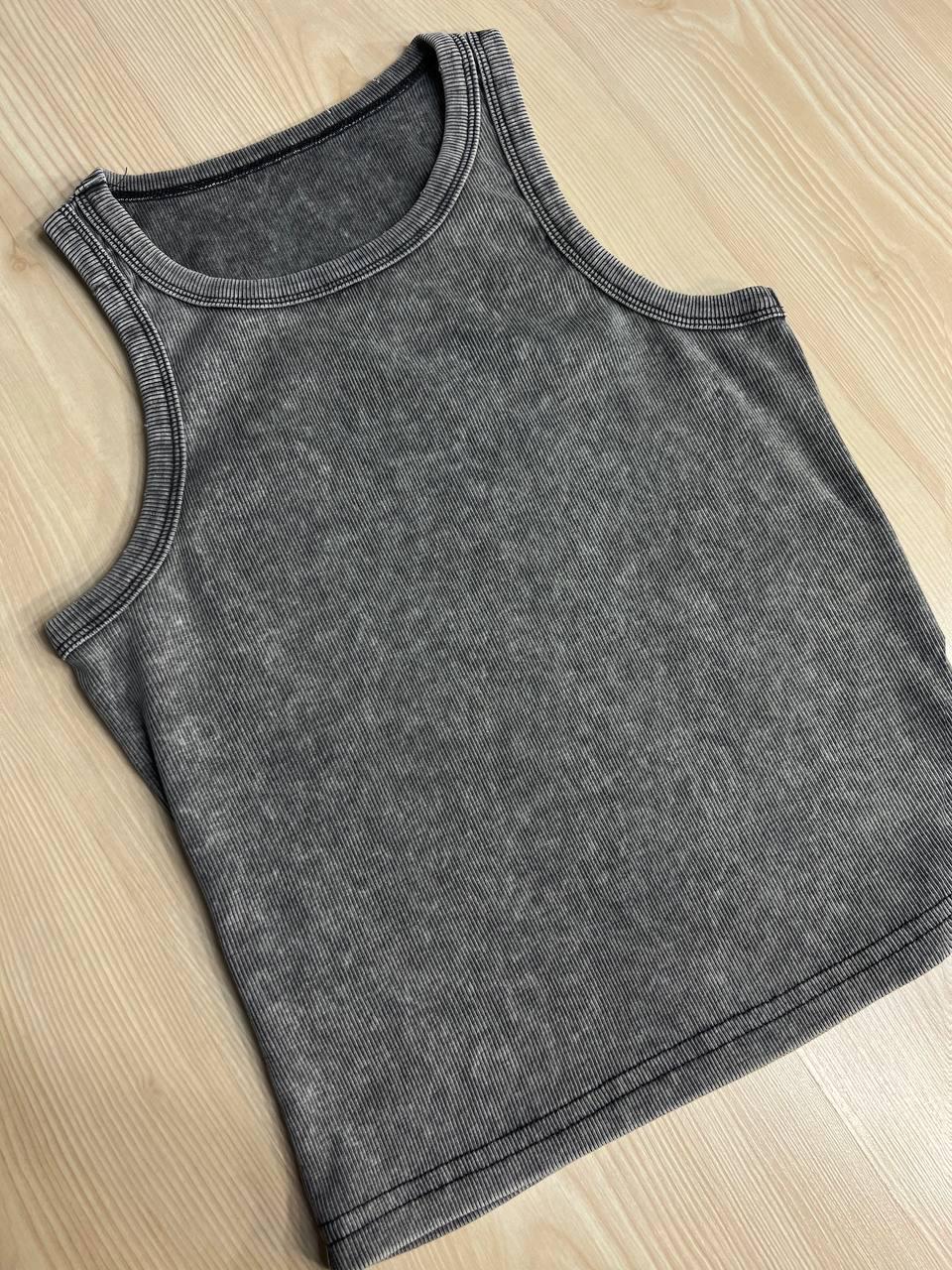 Майка жіноча A-N 2733 у рубчик з порізаними швами OS Сірий (26794579) - фото 5 Майка жіноча A-N 2733 у рубчик з порізаними швами OS Сірий (26794579) - фото 5