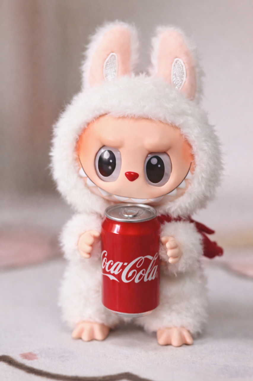Игрушка-сюрприз коллекционная Labubu Coca-Cola с жестяной банкой (2960400023)