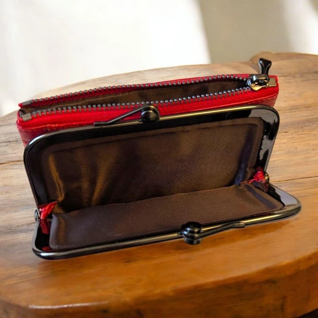 Гаманець жіночий маленький шкіряний на магніті Vera Pelle з клямкою поцілунок 13х10 см (3045) - фото 3 Гаманець жіночий маленький шкіряний на магніті Vera Pelle з клямкою поцілунок 13х10 см (3045) - фото 3