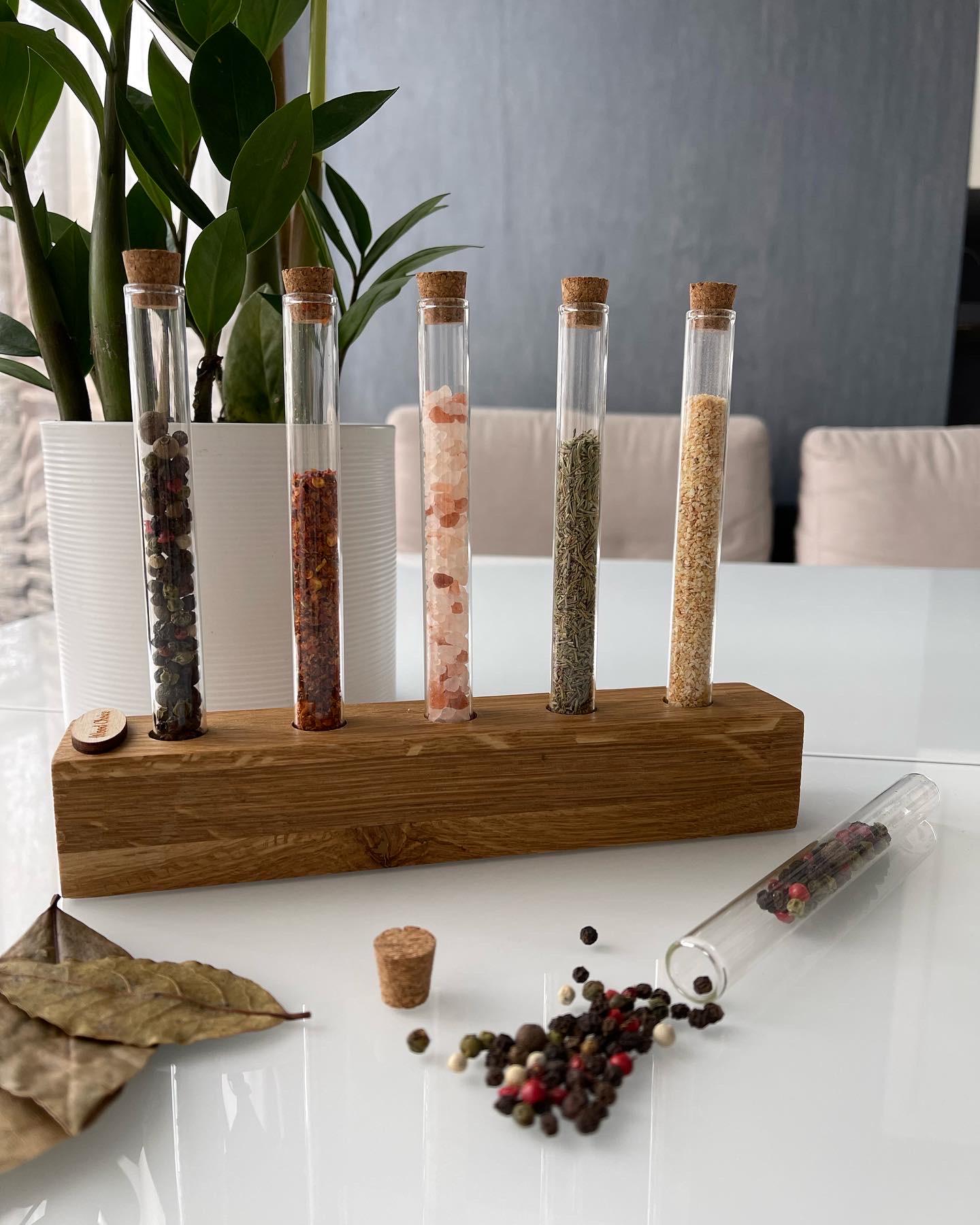 Набор емкостей для специй деревянный на подставке 5 колб 18х4х4 см (244) - фото 4 Набор емкостей для специй деревянный на подставке 5 колб 18х4х4 см (244) - фото 4