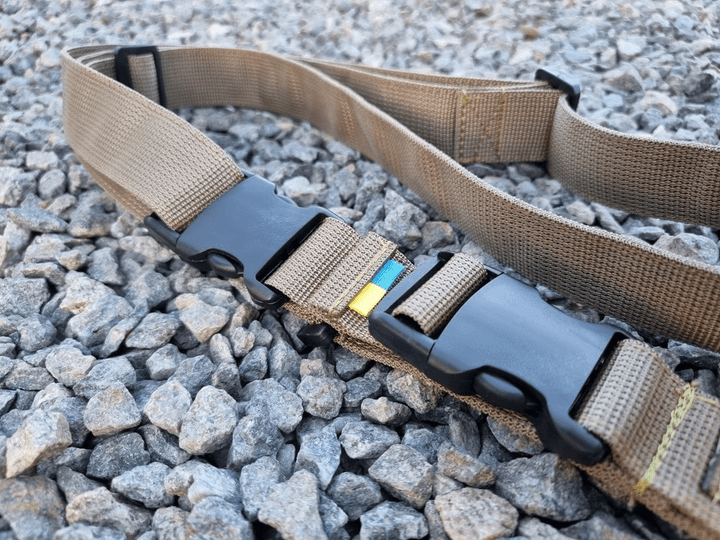 Ремень трехточечный с двумя карабинами и двумя утяжками Койот (three-point-2-kt)