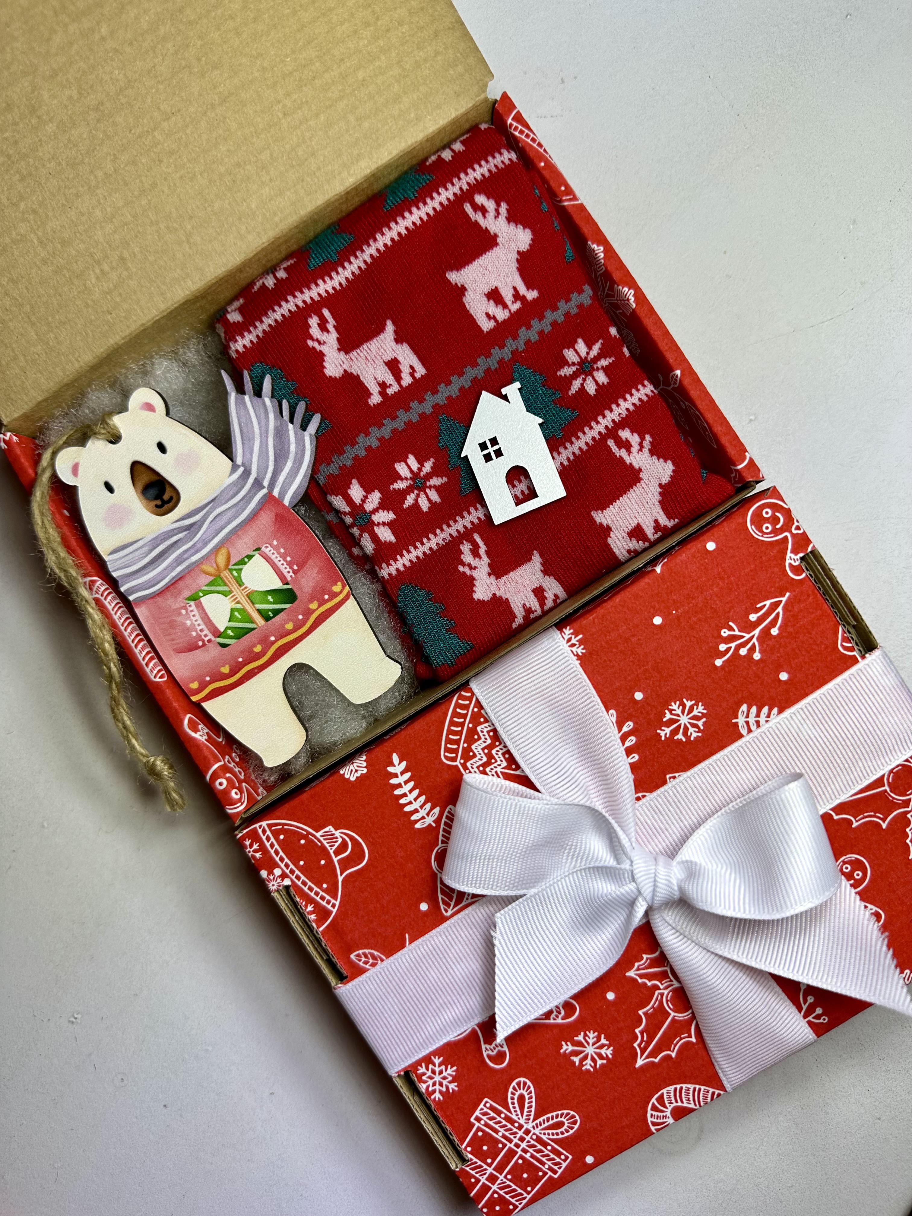 Набір подарунковий із новорічними шкарпетками та іграшкою - фото 7 Набір подарунковий із новорічними шкарпетками та іграшкою - фото 7