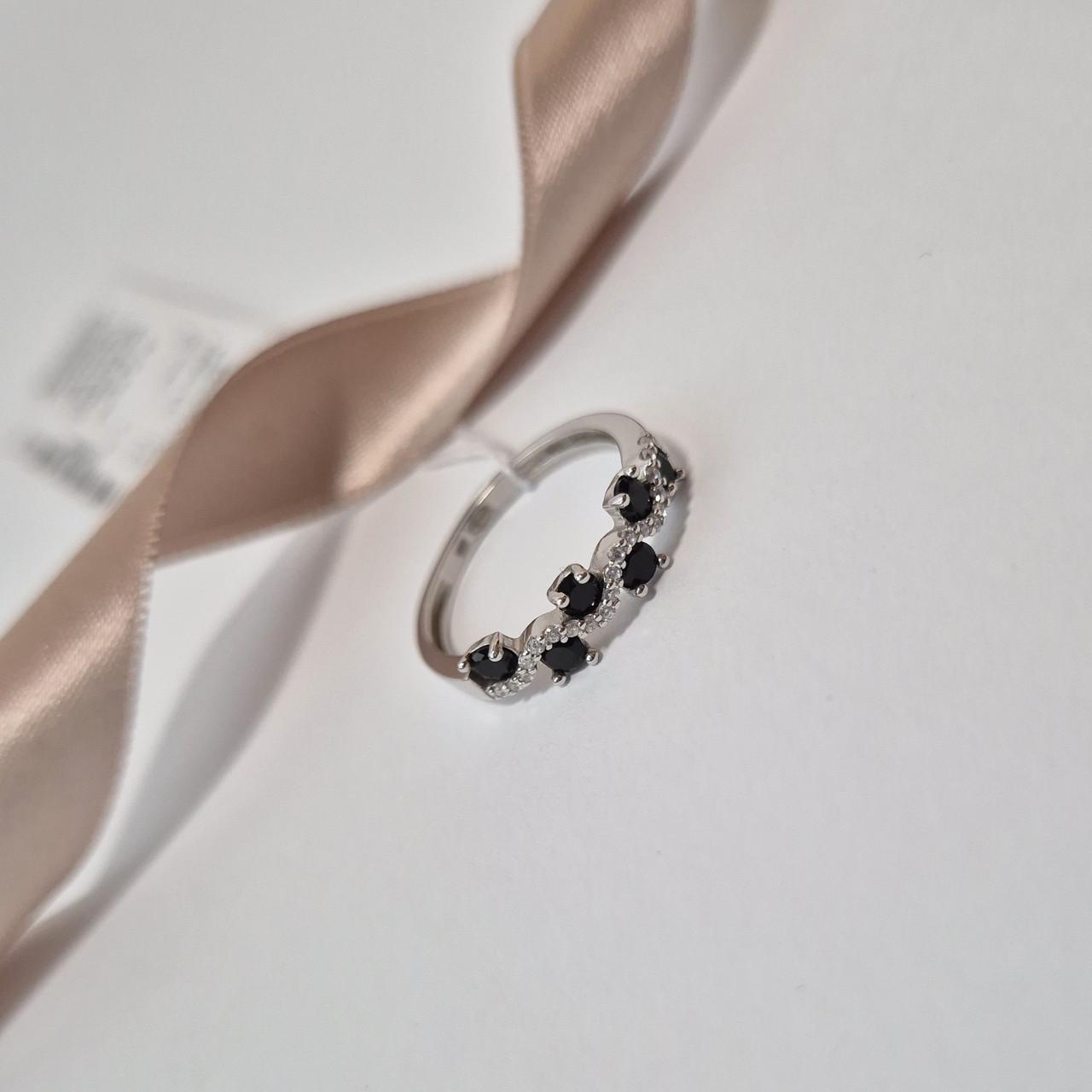 Кольцо Дорожка с белыми и черными камнями серебро 925 пробы родированное 1,65 г р. 17,5 (889к)