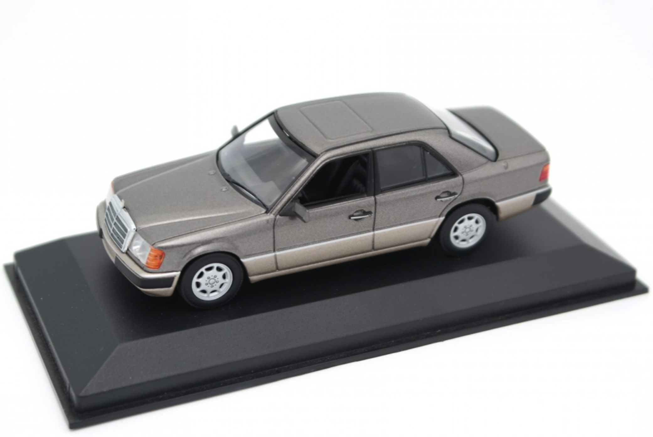 Модель автомобиля Minichamps 1:43 Mercedes-Benz 230E W124 Limousine Metallic Grey (940037004)